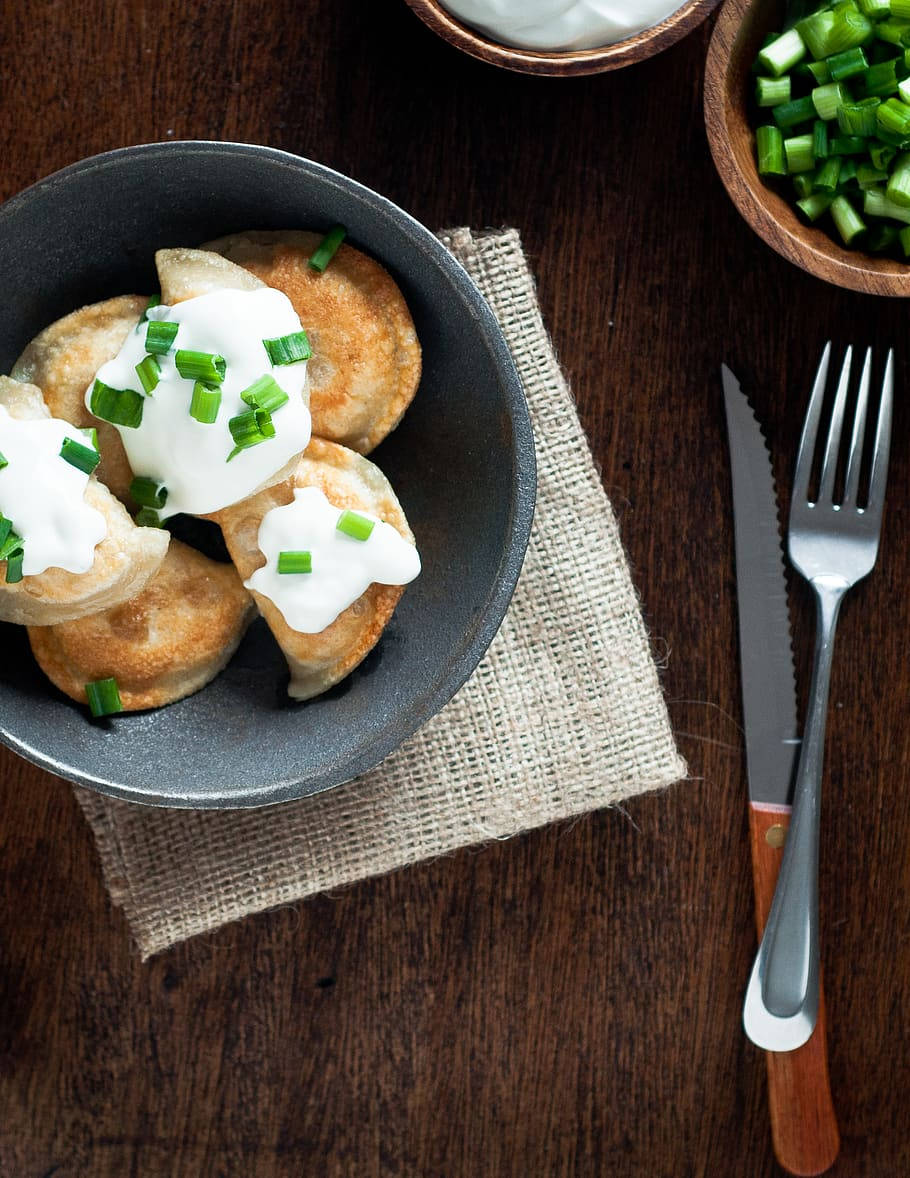 Pierogi, spring onions, creamy white sauce, SD Phone Wallpaper