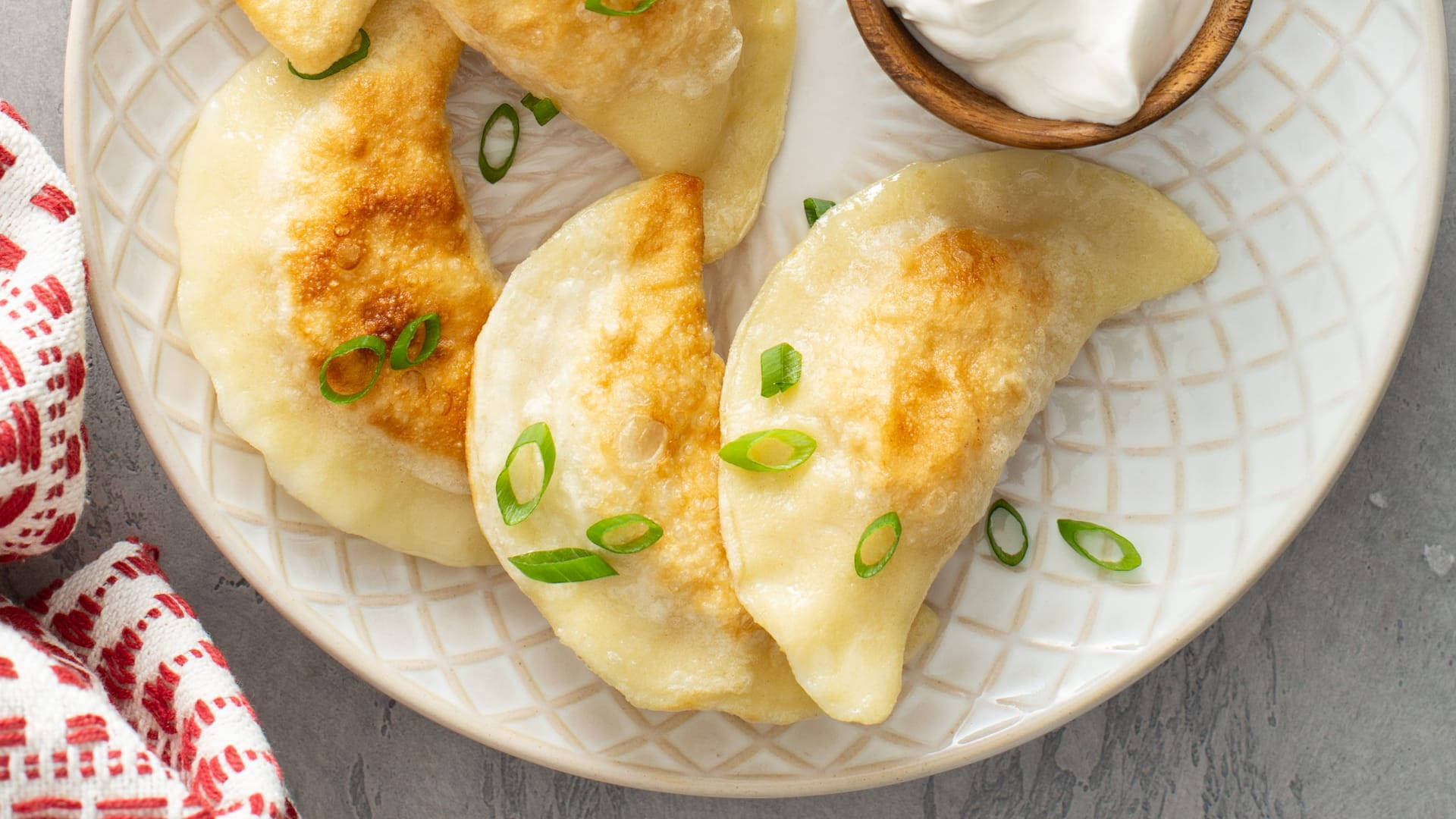 Pierogi Cream Leeks, golden-brown, green onions, Full HD Desktop Wallpaper