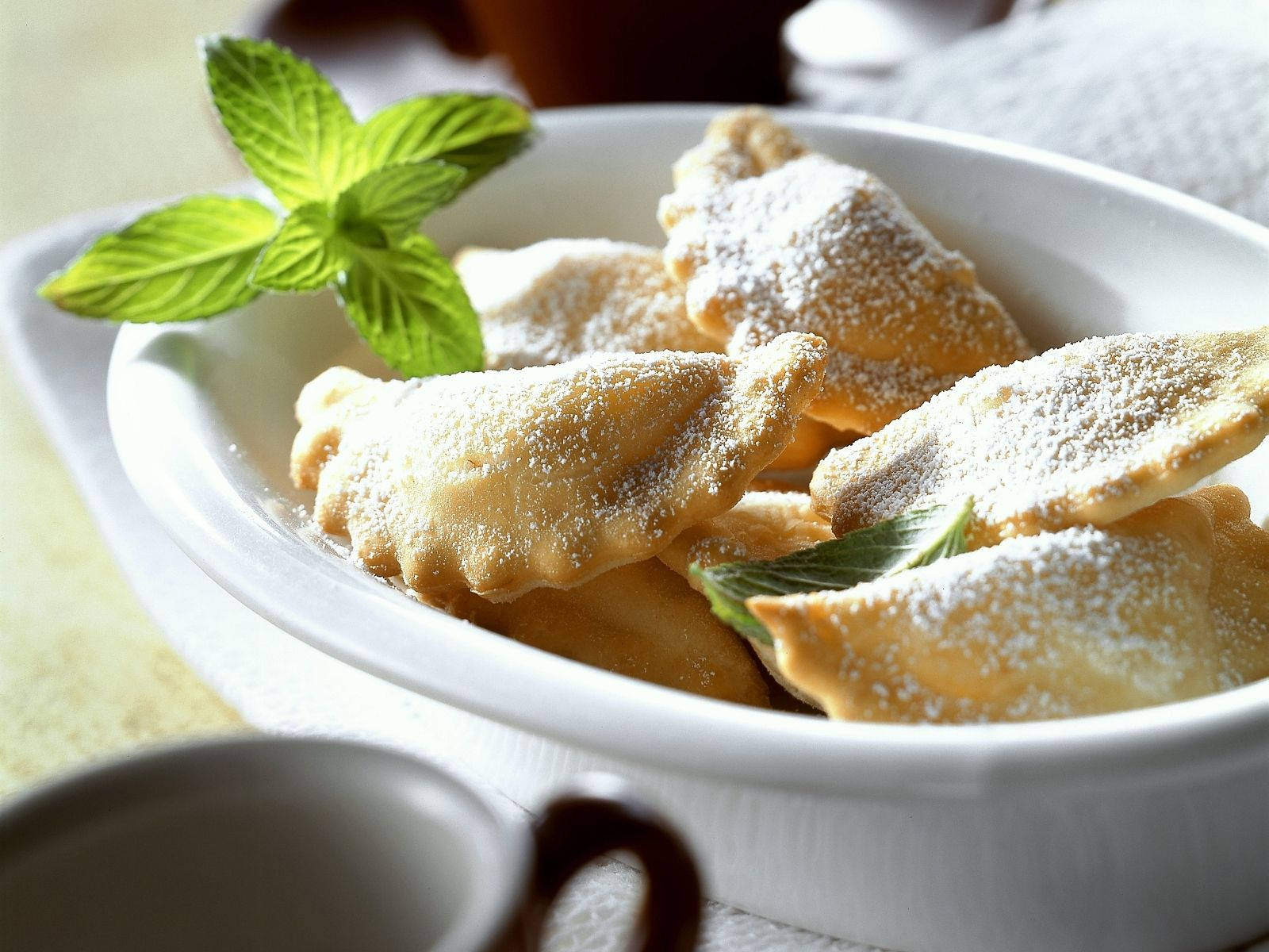 Pierogi, flour sprinkles, powdered sugar, HD Desktop Wallpaper