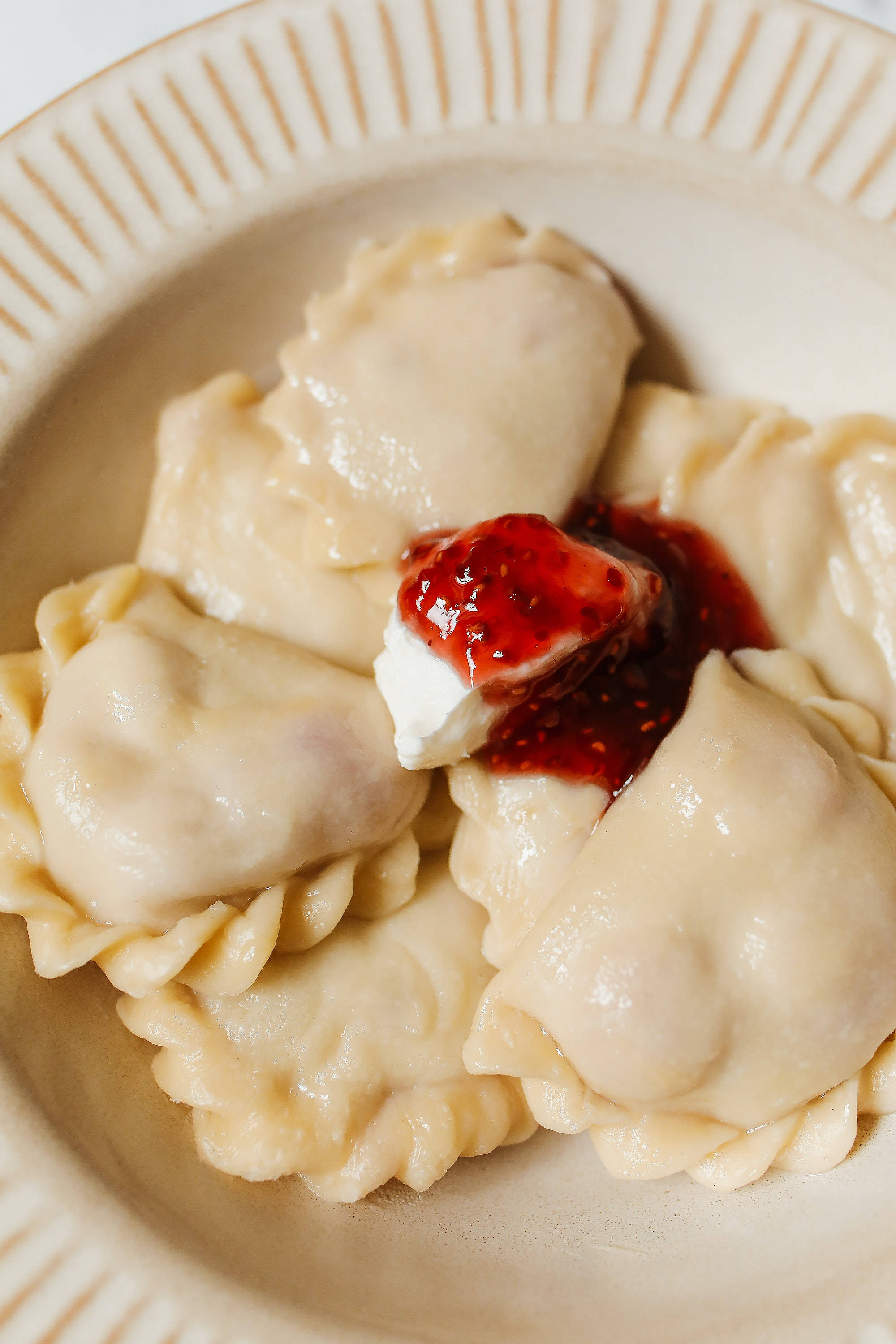 pierogi, strawberry jam, sour cream, 2K Phone Wallpaper