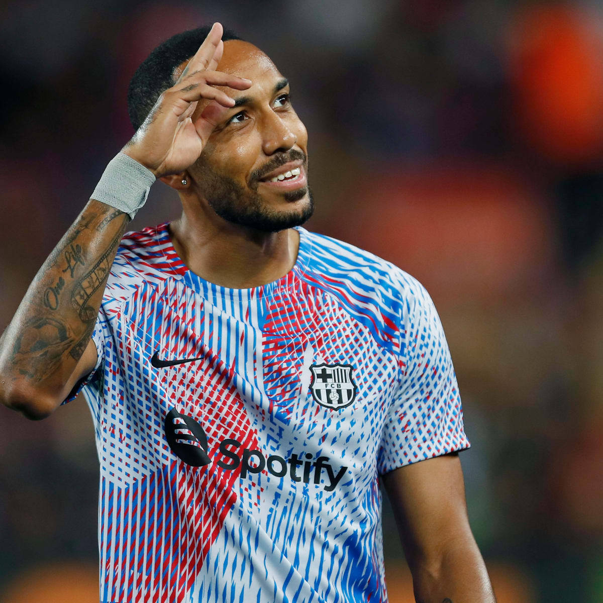 Pierre-Emerick Aubameyang, red blue and white patterned jersey, waving to fans, SD Desktop Wallpaper