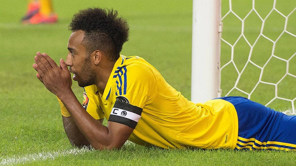 Pierre-Emerick Aubameyang, yellow jersey, grass, SD Desktop Wallpaper