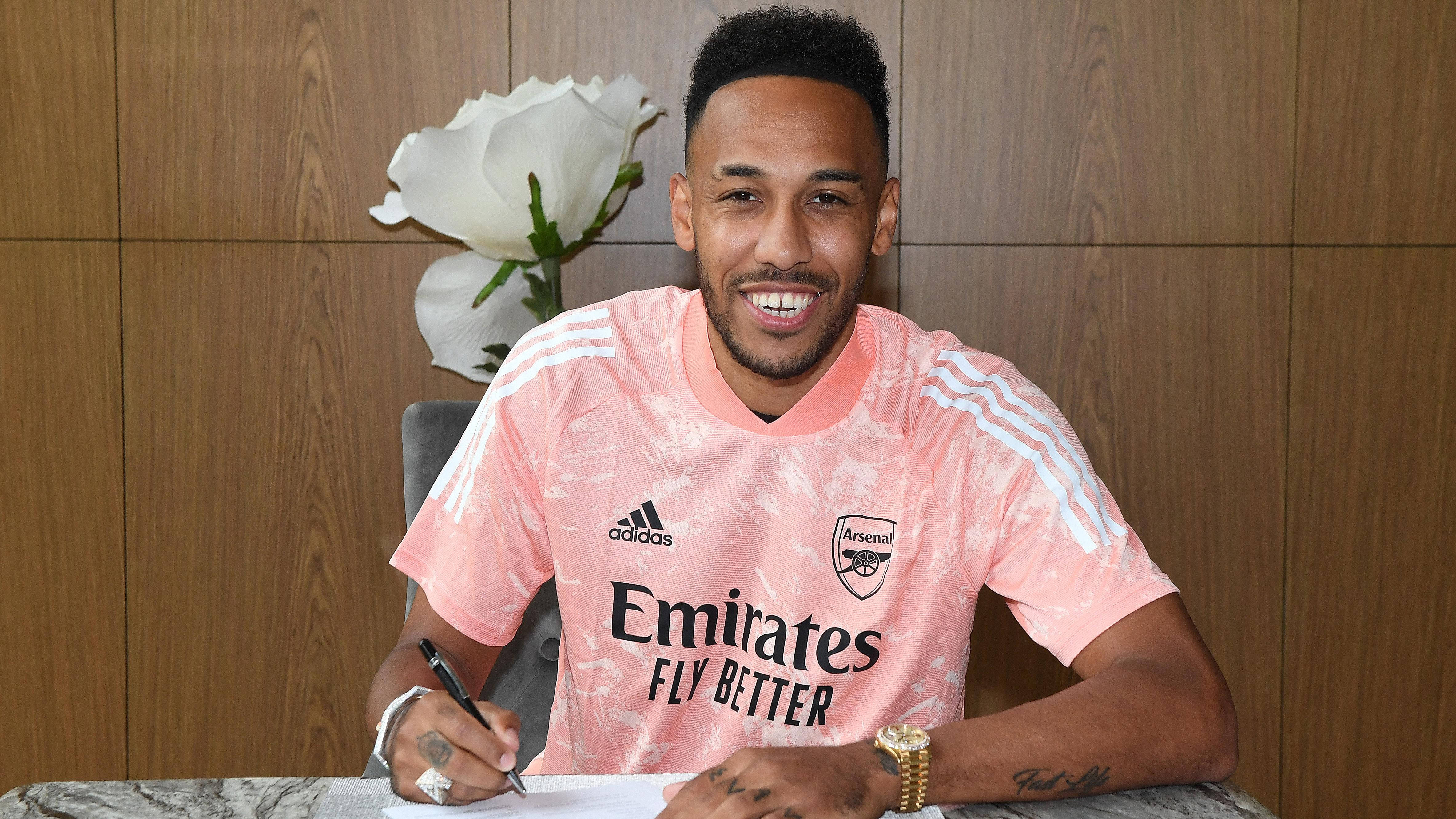 Pierre-Emerick Aubameyang, pink Arsenal jersey, wooden desk, 4K Desktop Wallpaper