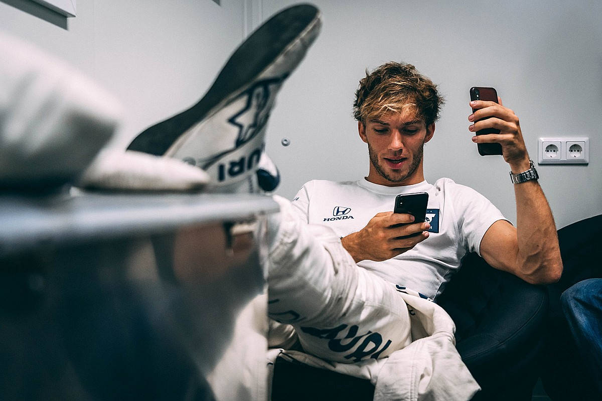 Pierre Gasly, racing suit, racing gloves, SD Desktop Wallpaper