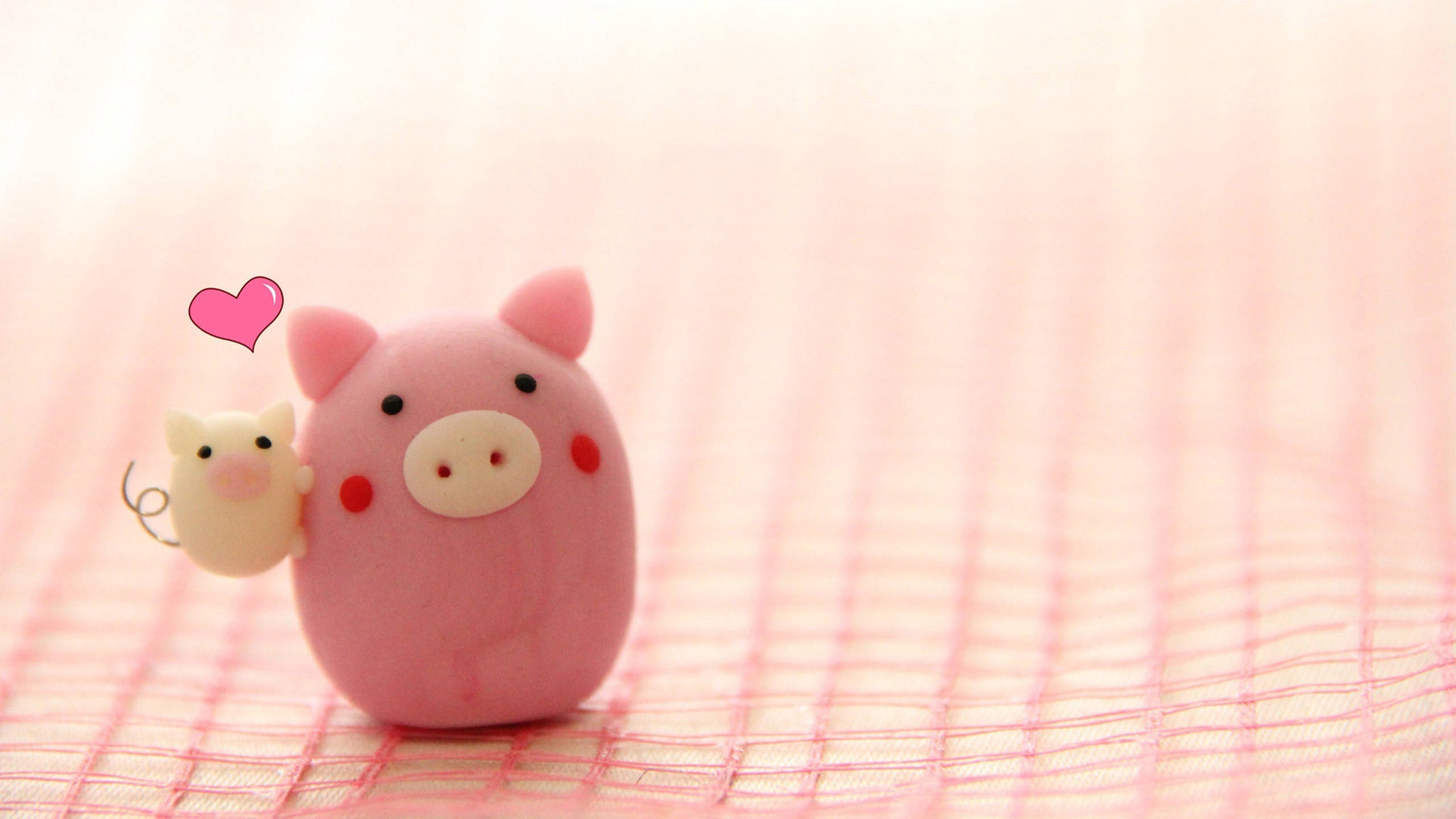 cute pink pigs laptop, pink clay pig figurine, tiny white mouse, 2K Desktop Wallpaper