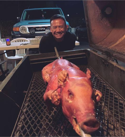 grilling lechon, whole roasted pig, blue Toyota, SD Phone Wallpaper