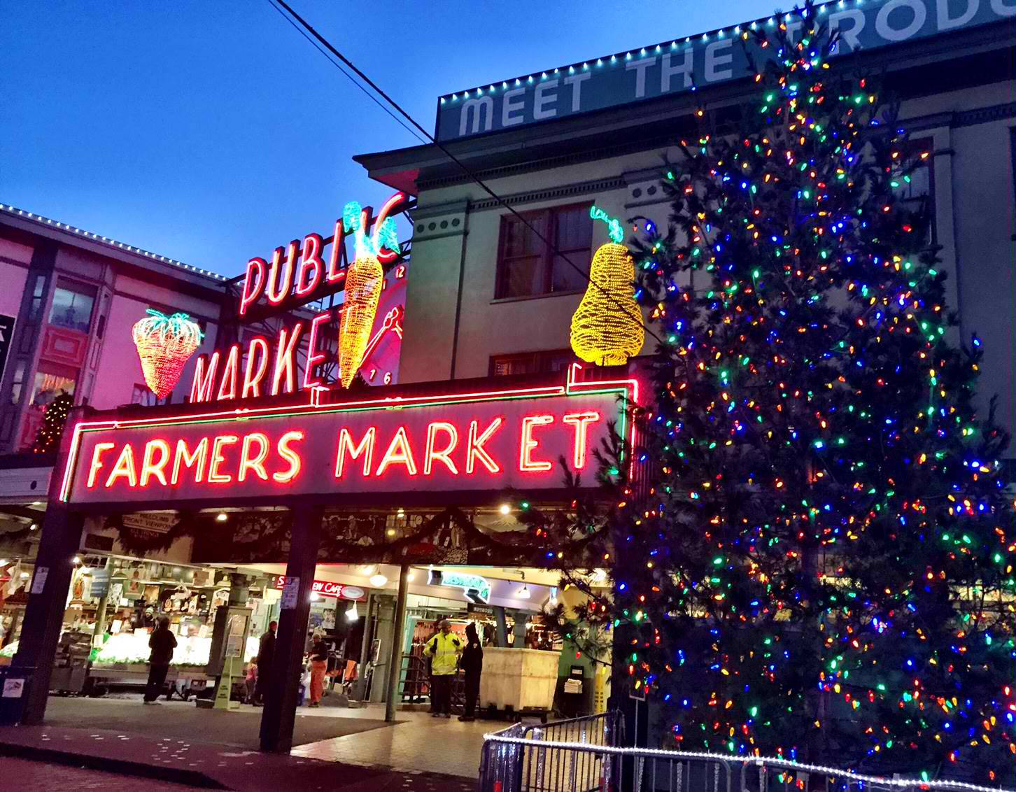 Pike Place Market, Christmas tree, neon signs, HD Desktop Wallpaper