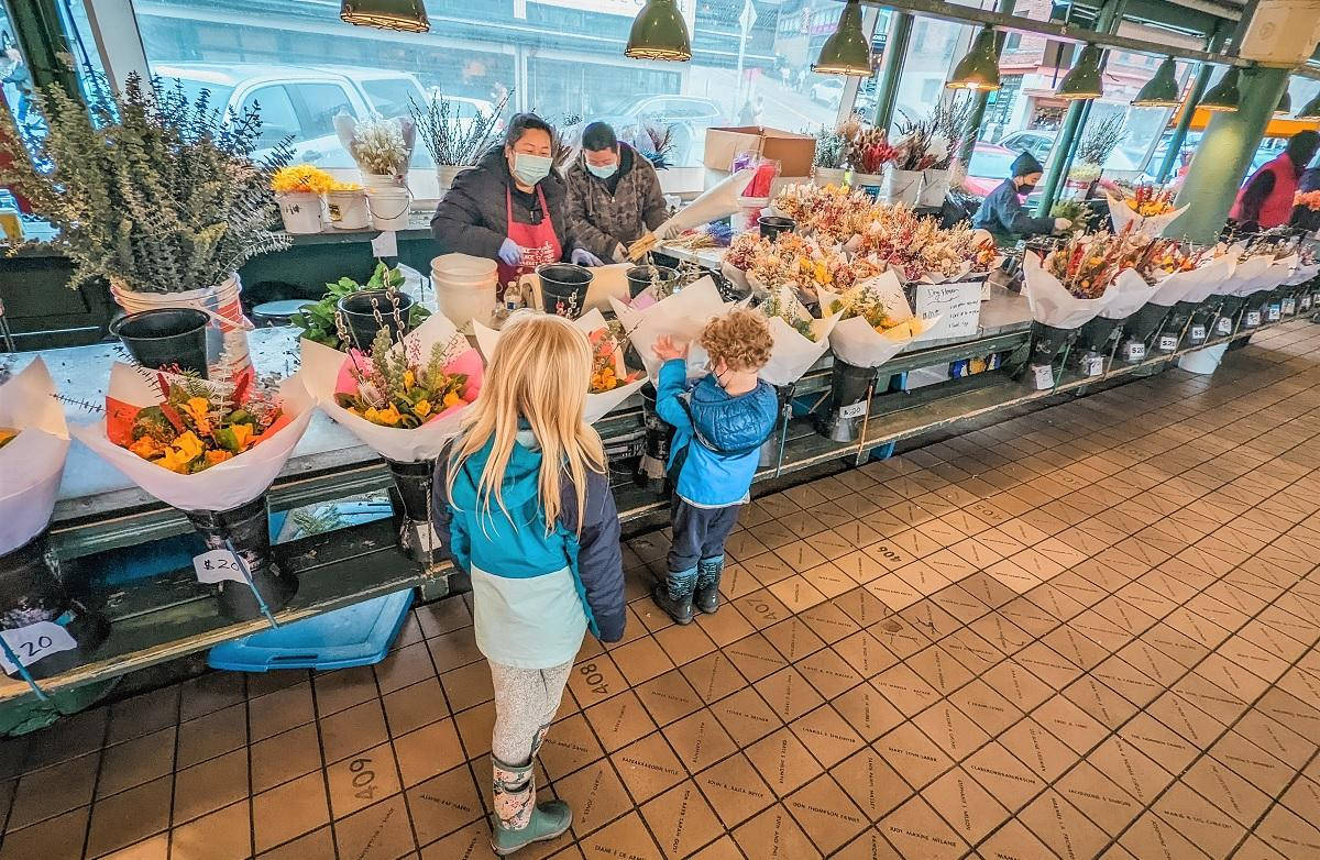 Pike Place Market, jackets, vibrant flower bouquets, SD Desktop Wallpaper