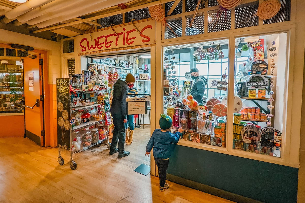 Pike Place Market, candy shop, green hat, SD Desktop Wallpaper