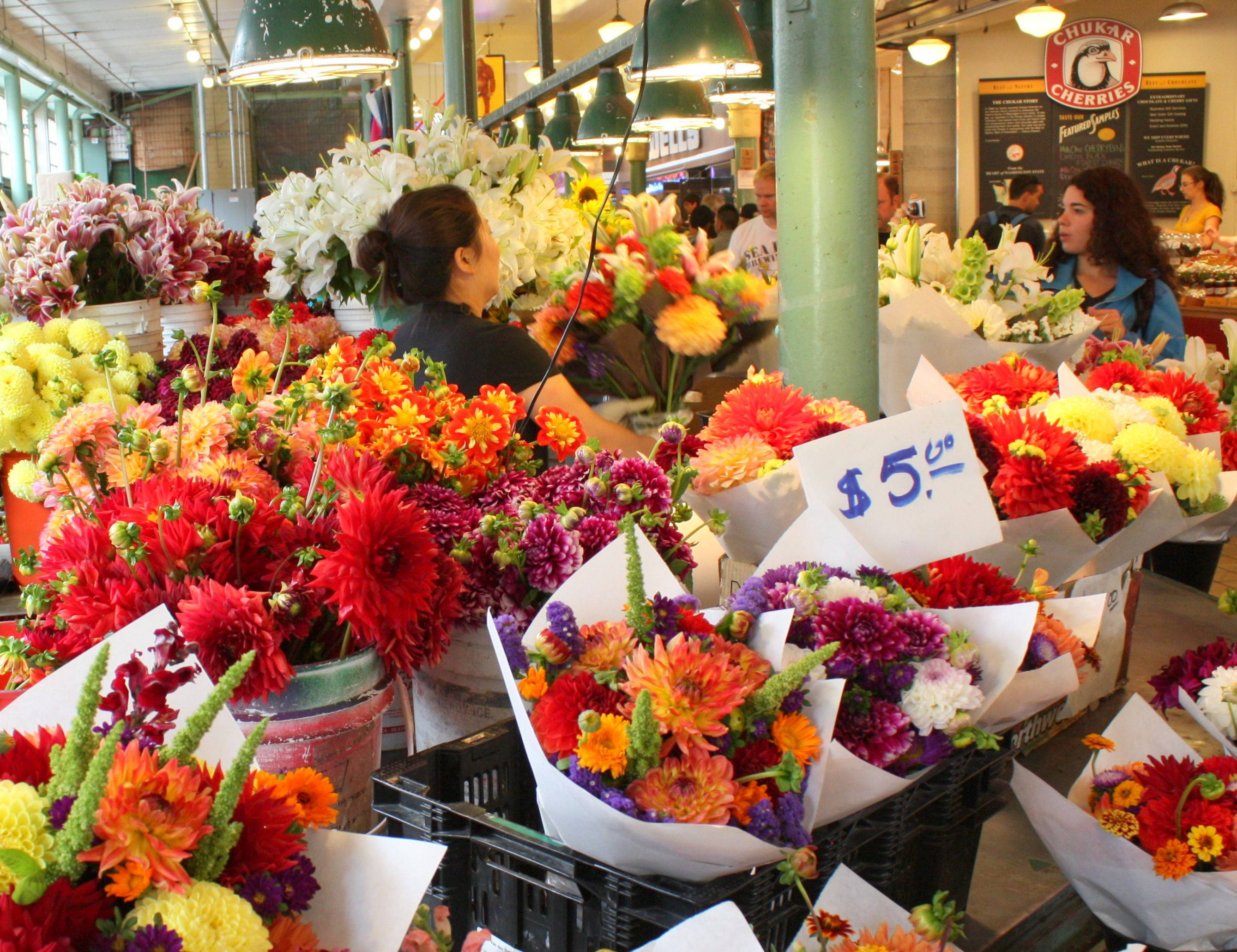 Pike Place Market, dahlias, red, 2K Desktop Wallpaper
