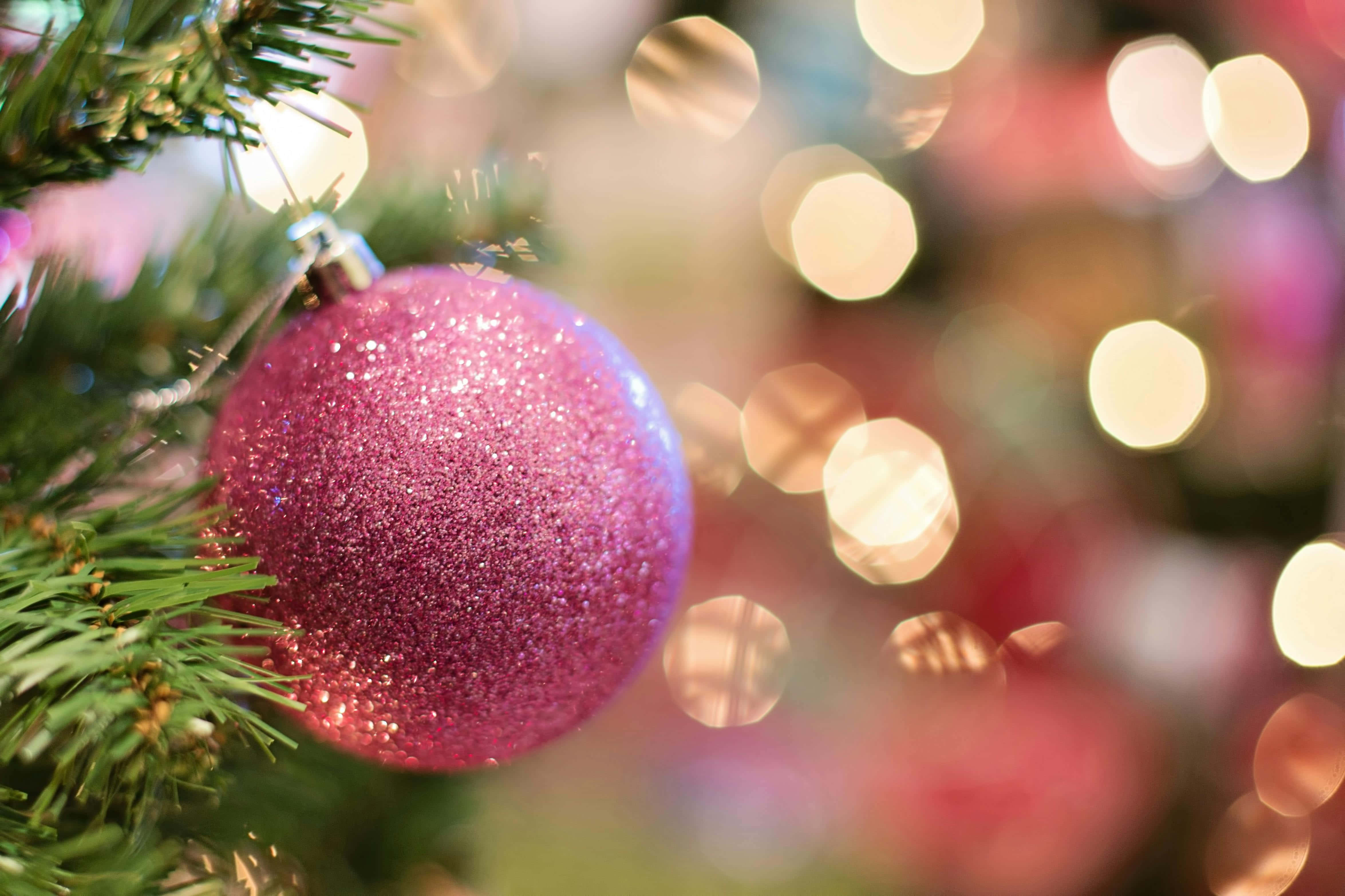 vintage pink Christmas ornament, green tree, warm bokeh lights, 4K Desktop Wallpaper