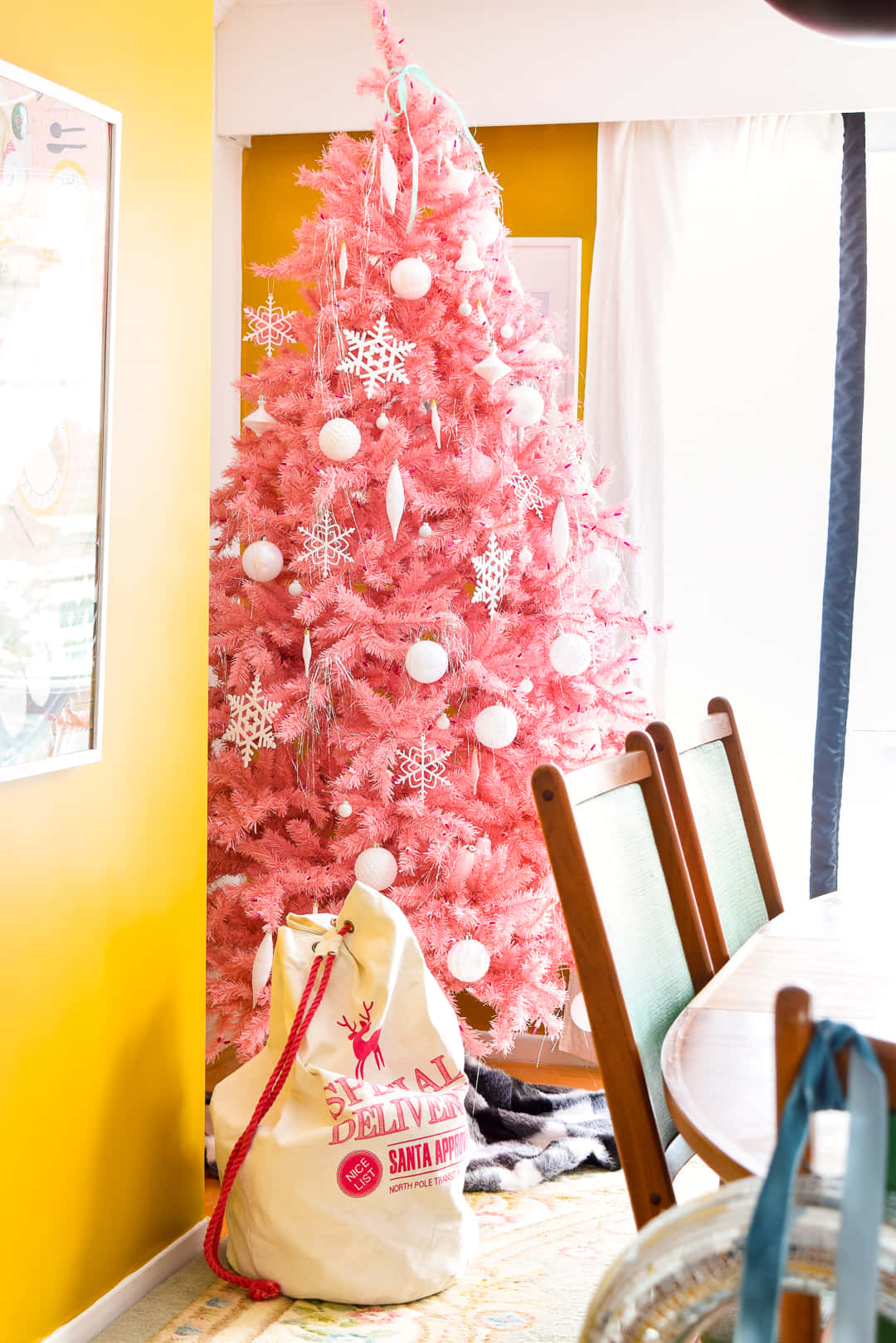 vintage pink christmas tree decor, pink Christmas tree, white snowflakes, HD Phone Wallpaper