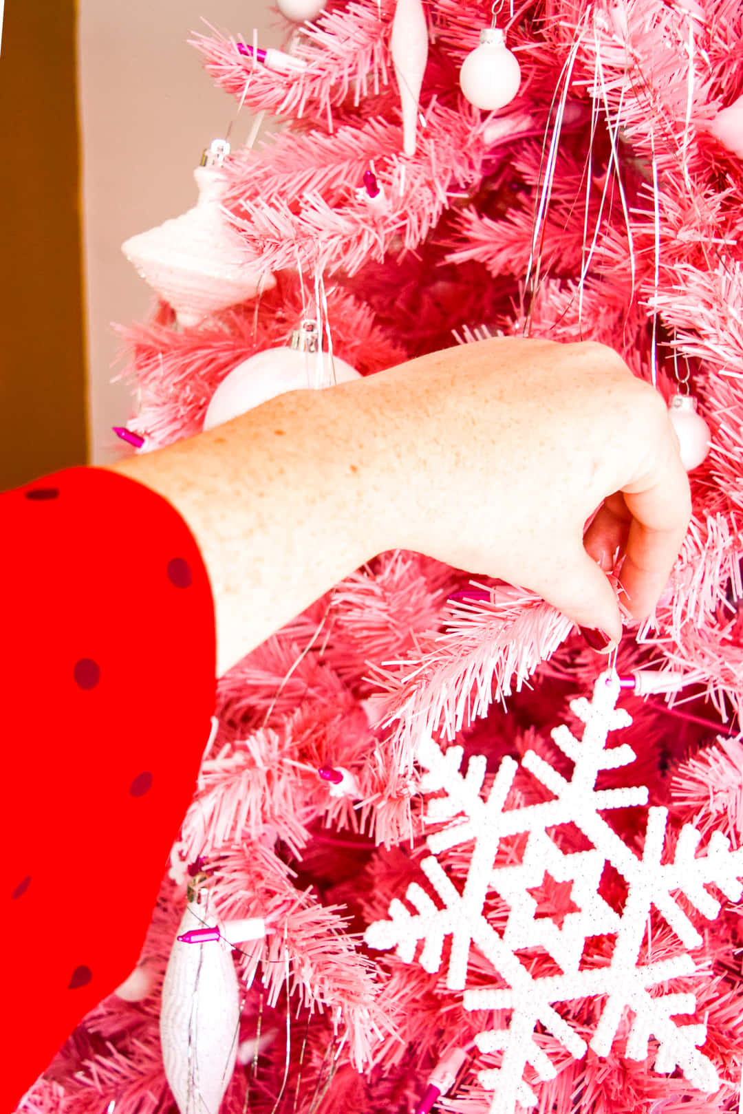 vintage pink christmas tree decoration, red polka dot sleeve, white snowflake ornament, HD Phone Wallpaper