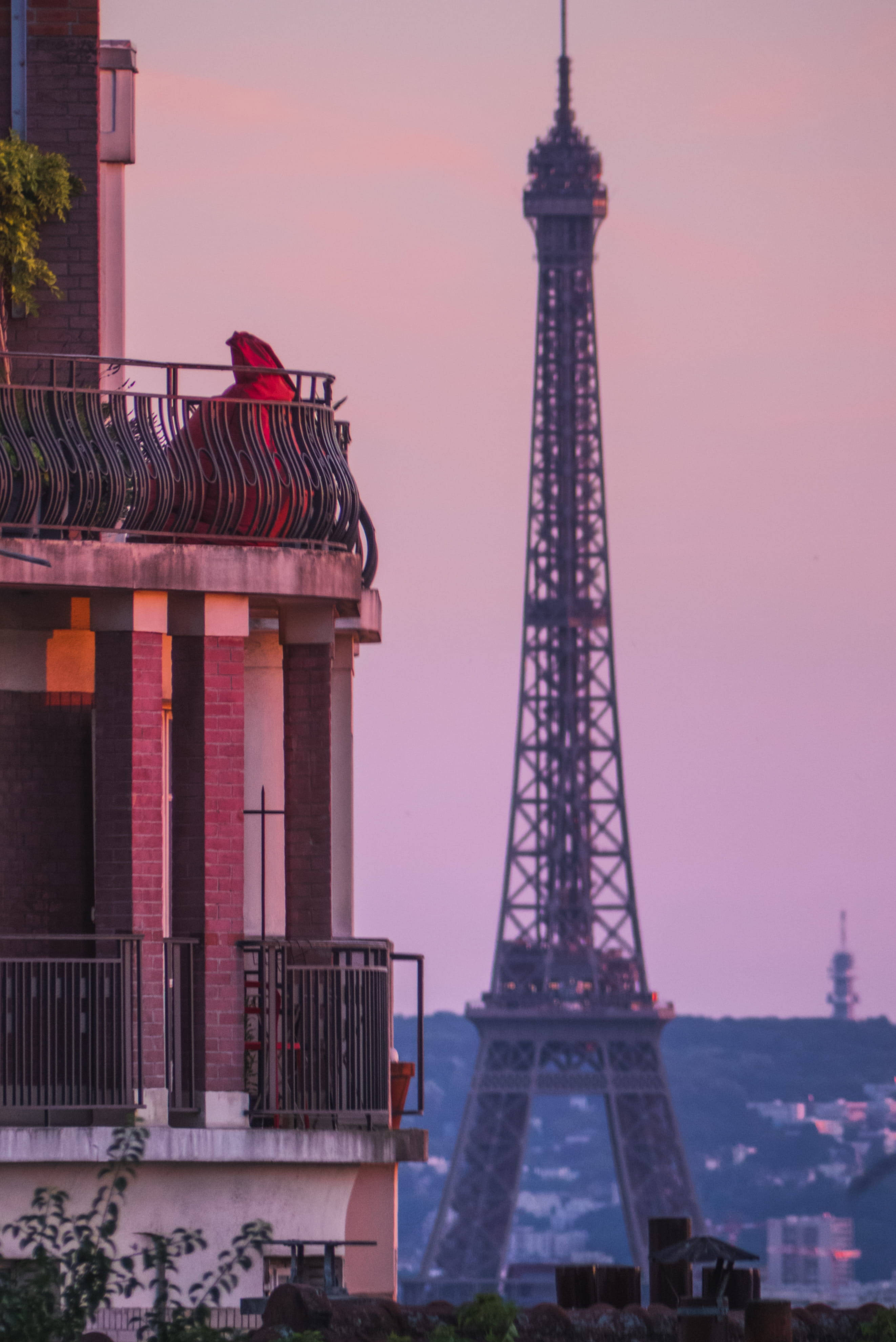 Pink Eiffel Tower, balcony, Eiffel Tower, 4K Phone Wallpaper