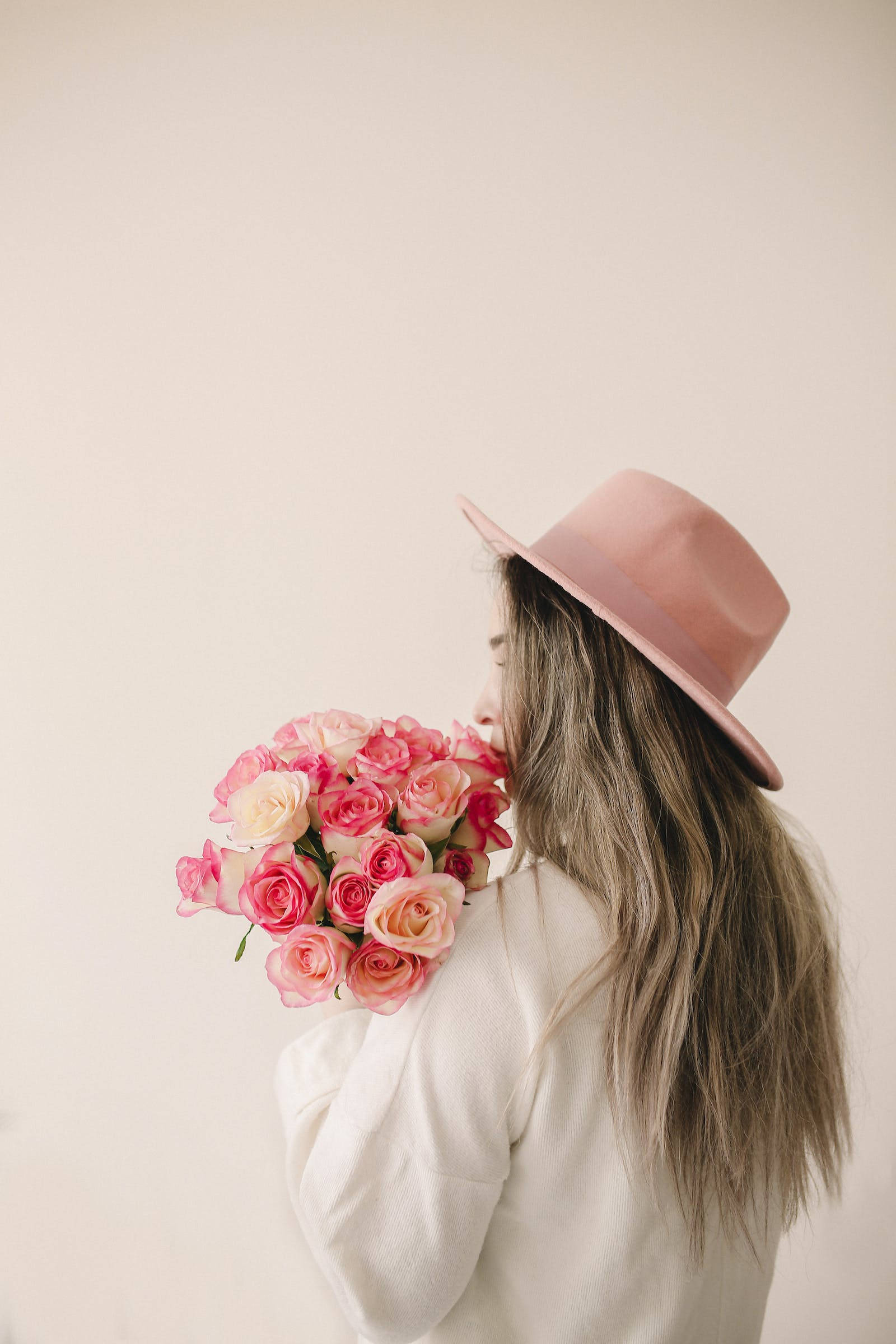 pink hat, pink and cream roses, soft beige wall, Full HD Phone Wallpaper