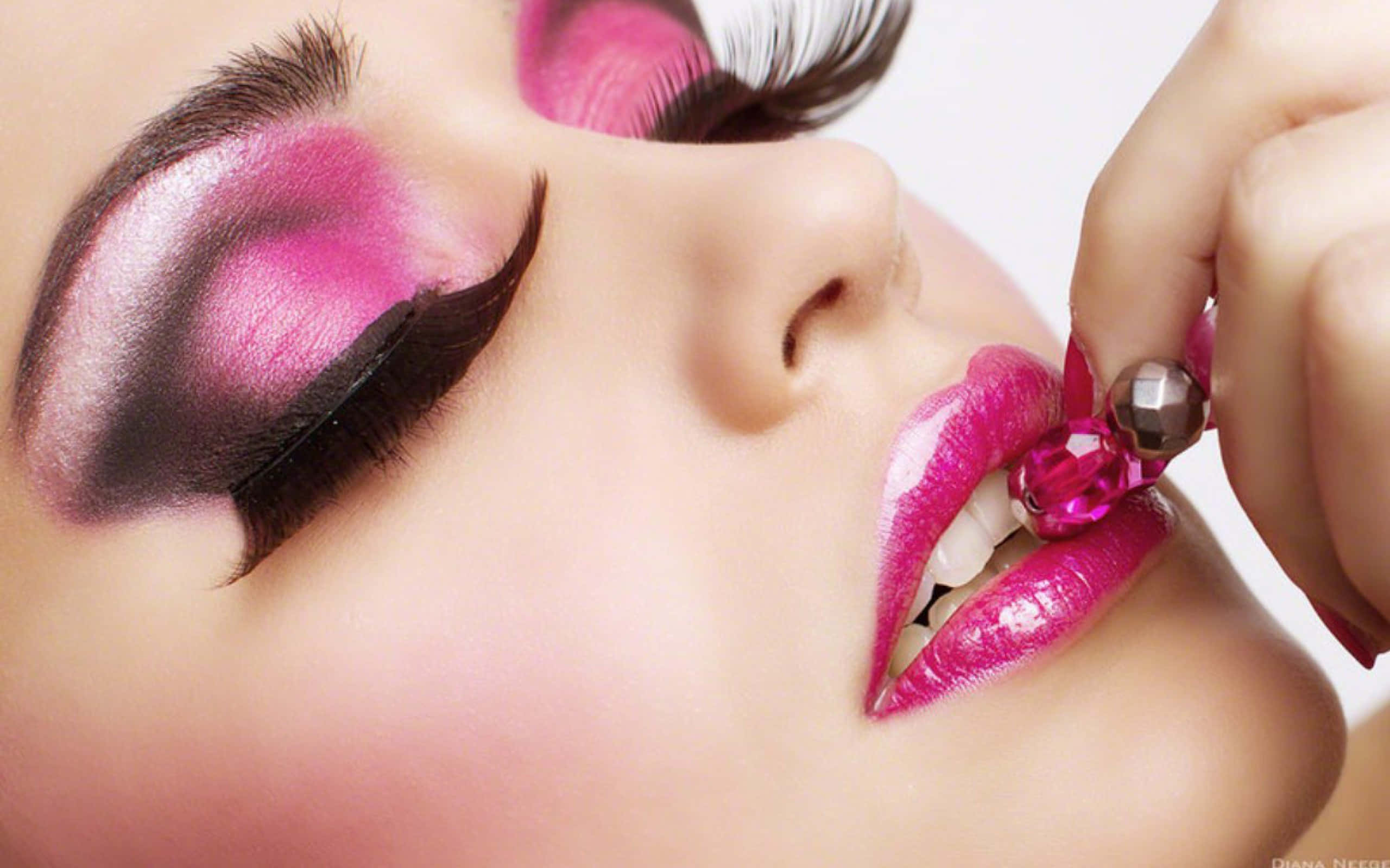 bold pink eyeshadow, bold pink lips, jeweled accessory, 2K Desktop Wallpaper