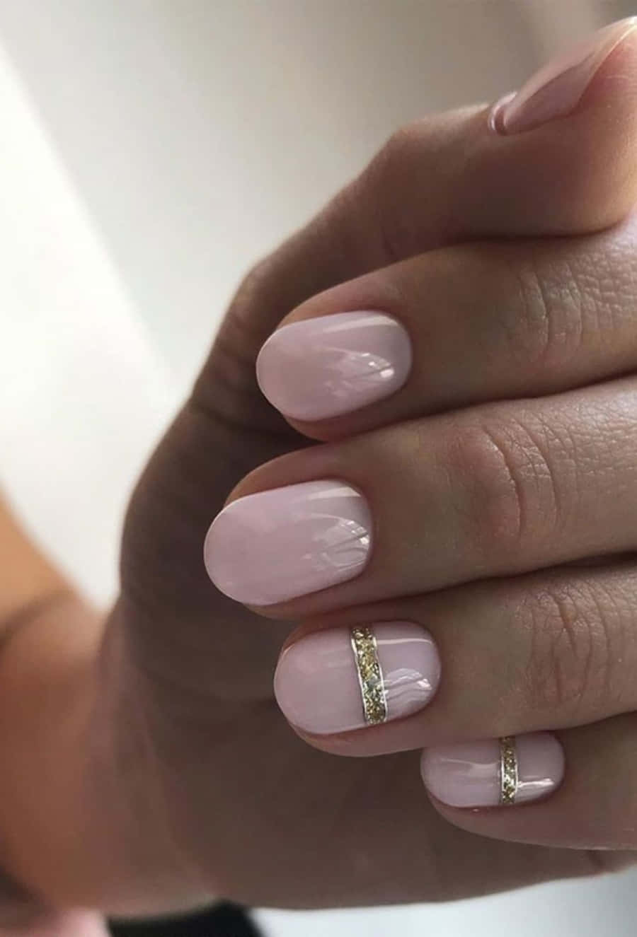 soft pink nails, delicate gold glitter stripes, two fingers, HD Phone Wallpaper