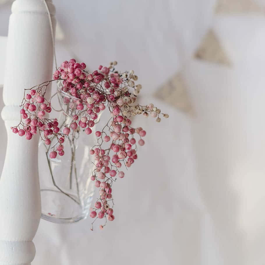 Pink Peppercorn, clear glass vase, white wooden spindle, SD Desktop Wallpaper