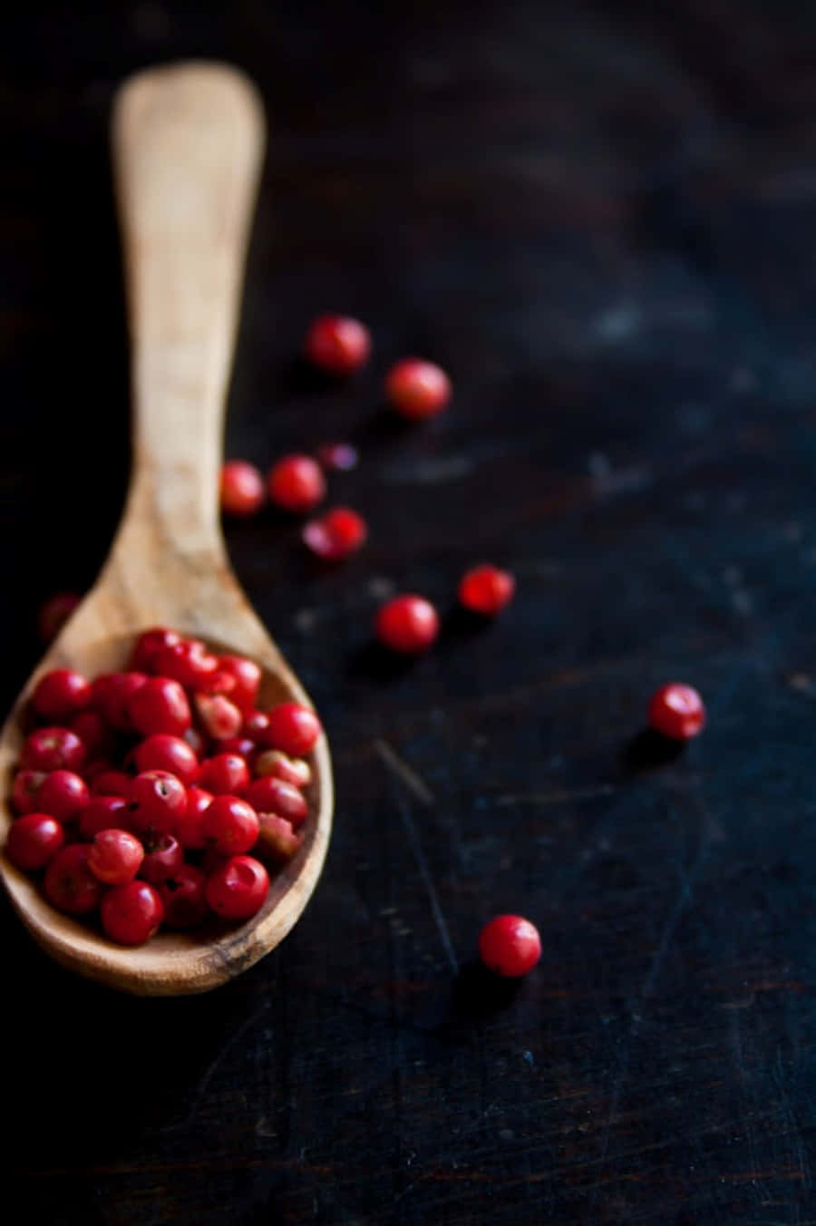 Pink Peppercorn, wooden spoon, vibrant red peppercorns, HD Phone Wallpaper
