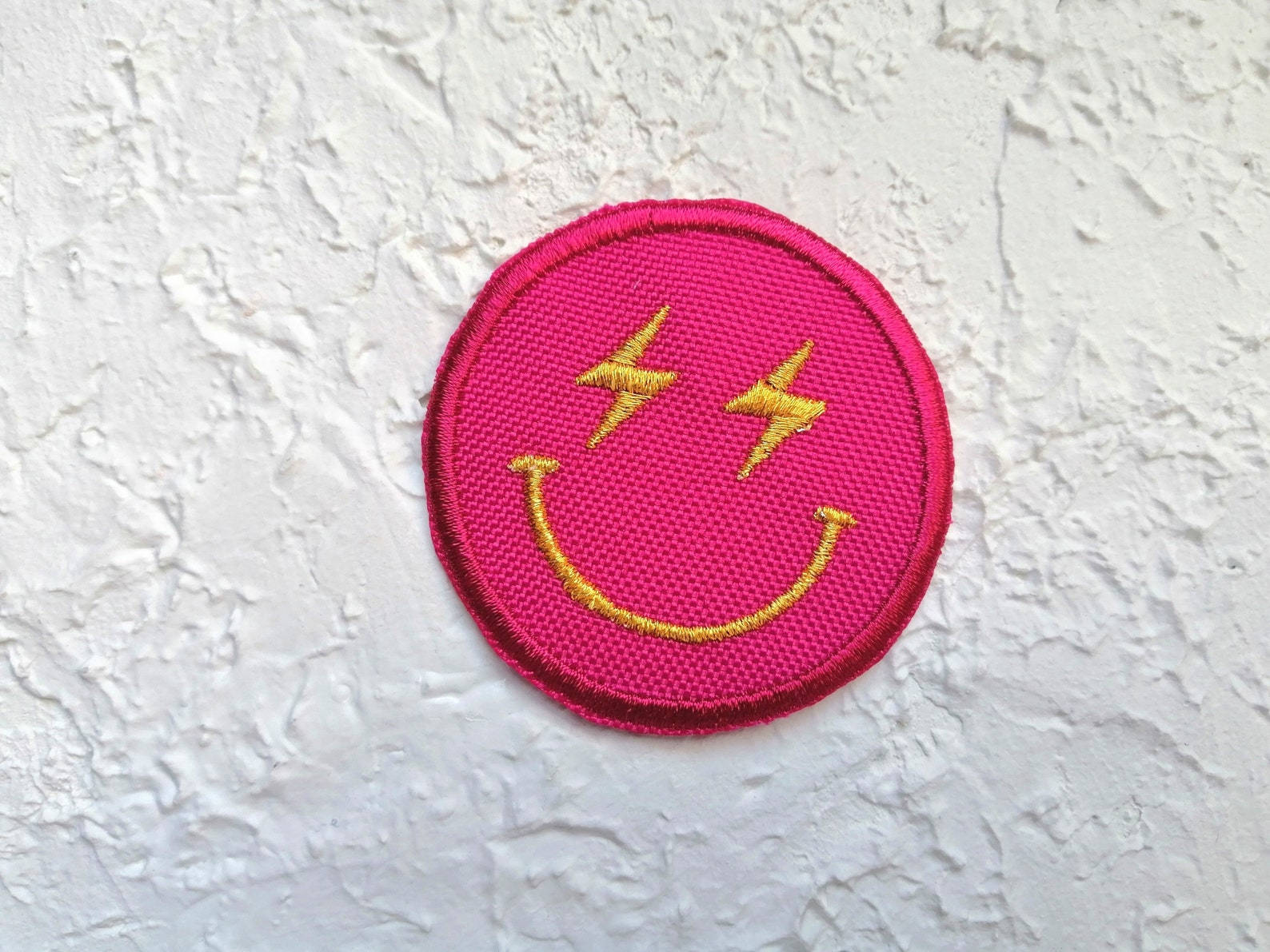 Preppy Smiley Face, hot pink, gold lightning bolt eyes, HD Desktop Wallpaper