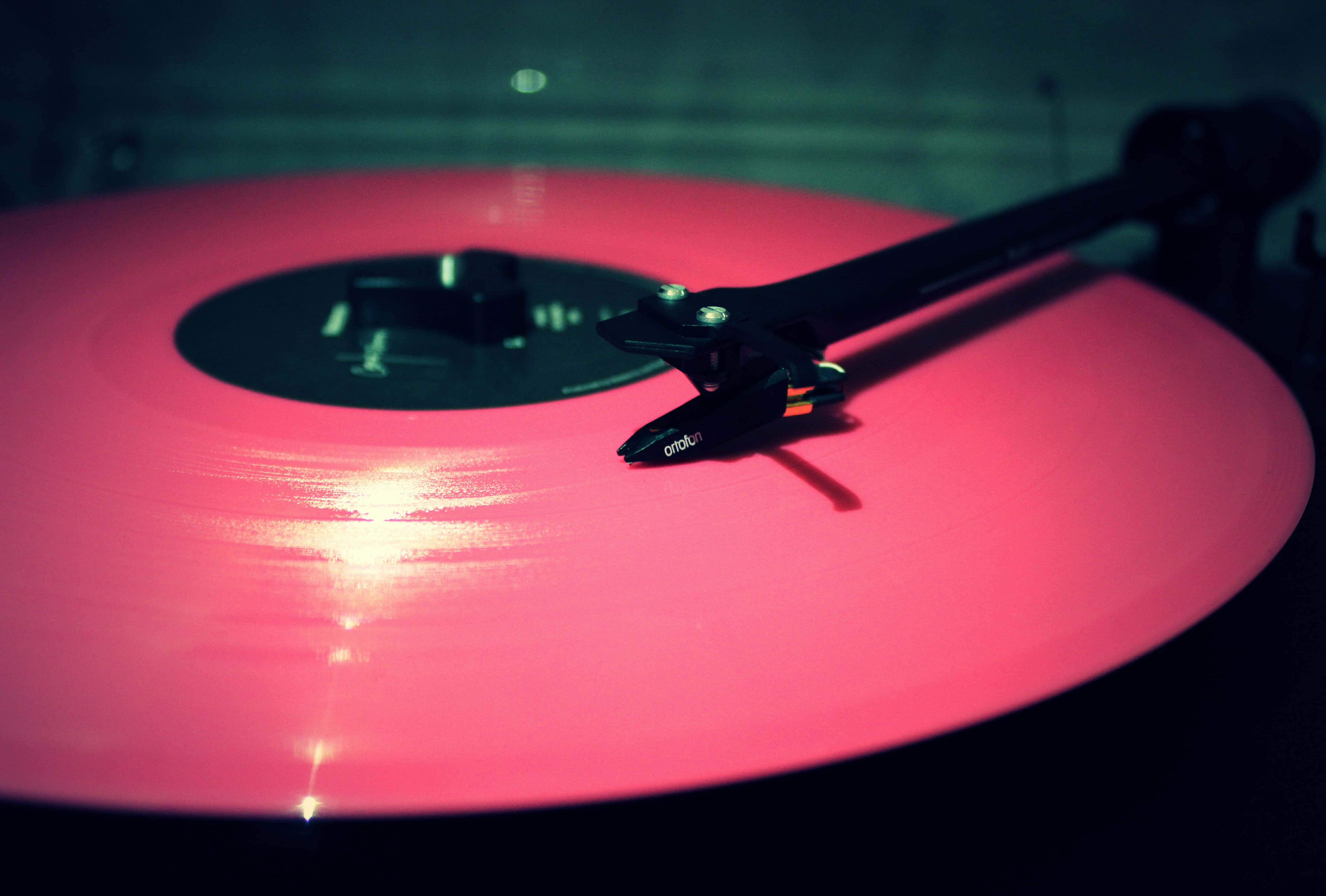 synthetic pink vinyl disc, glowing pink vinyl record, turntable, 4K Desktop Wallpaper
