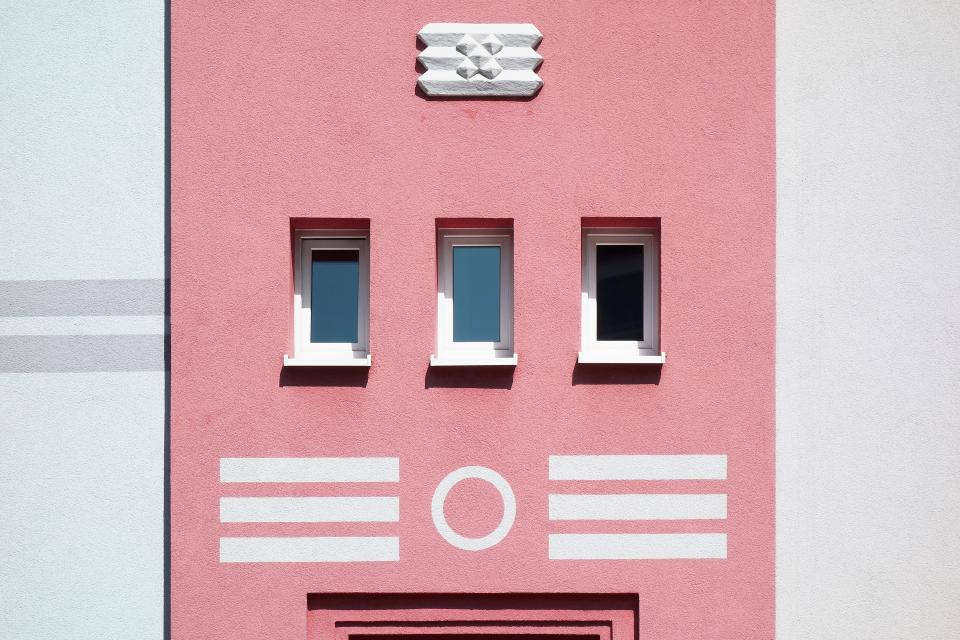 pink wall, building facade, three windows, SD Desktop Wallpaper