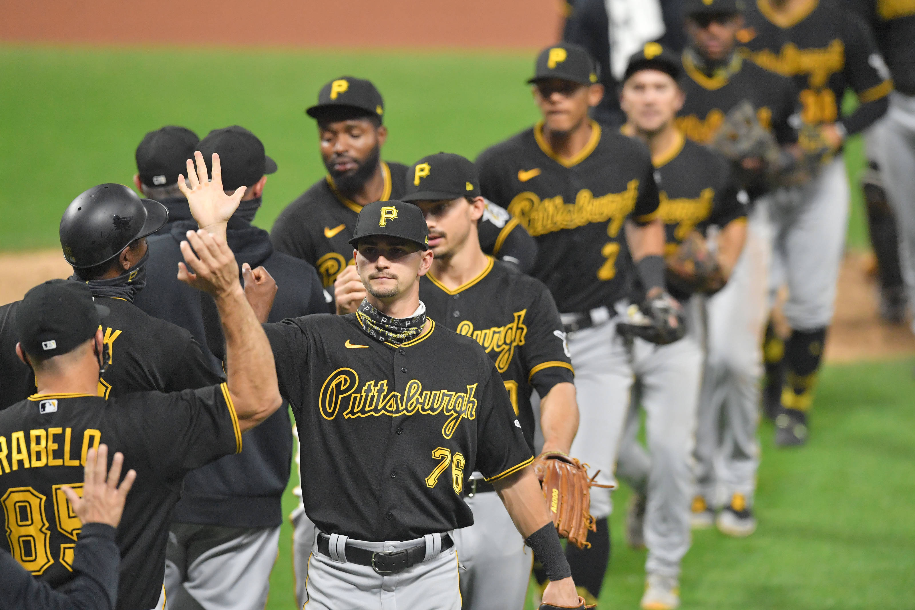 Pittsburgh Pirates, black and gold uniforms, green field, 2K Desktop Wallpaper