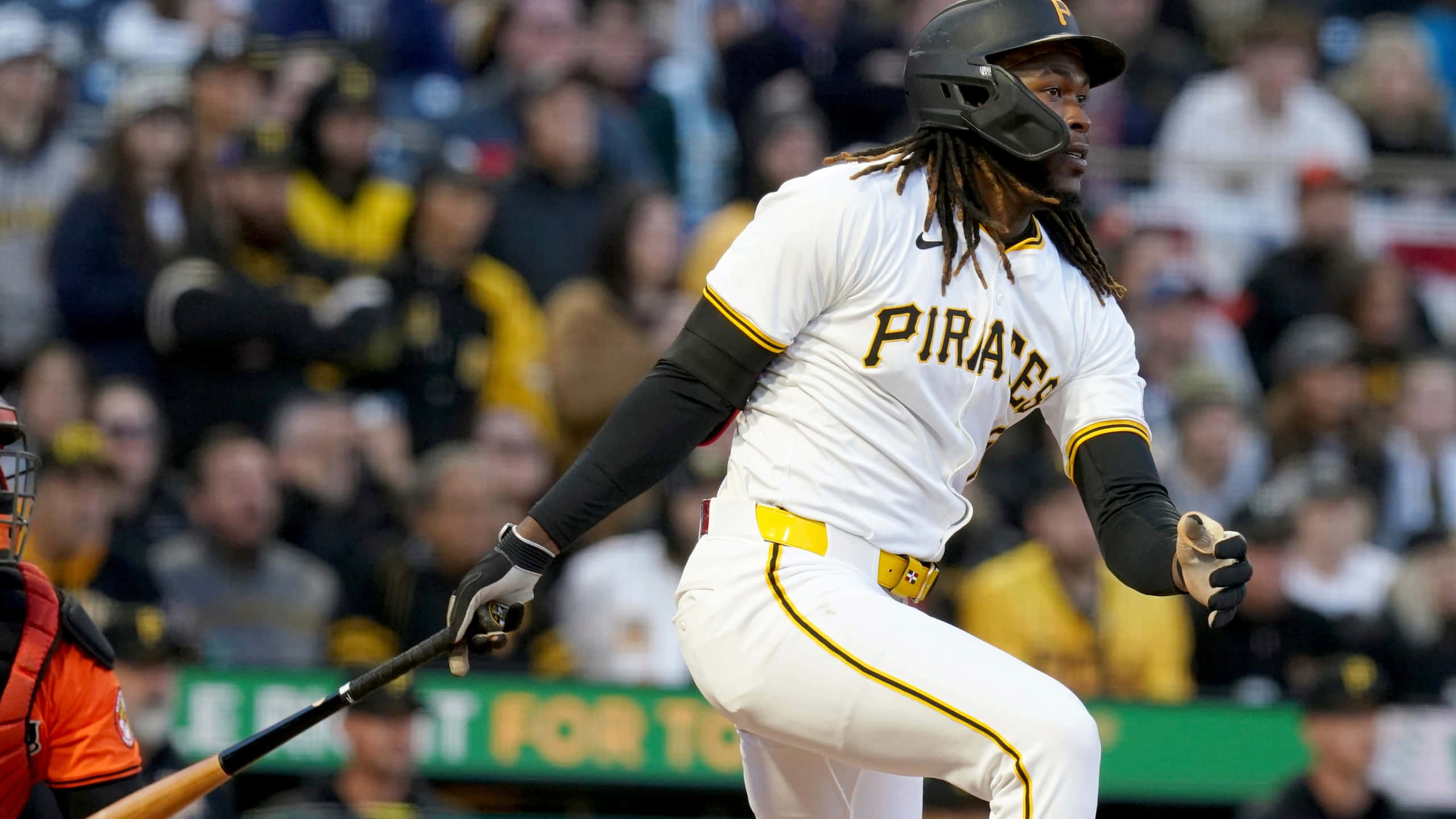 Pittsburgh Pirates, white and gold uniform, bat, 2K Desktop Wallpaper