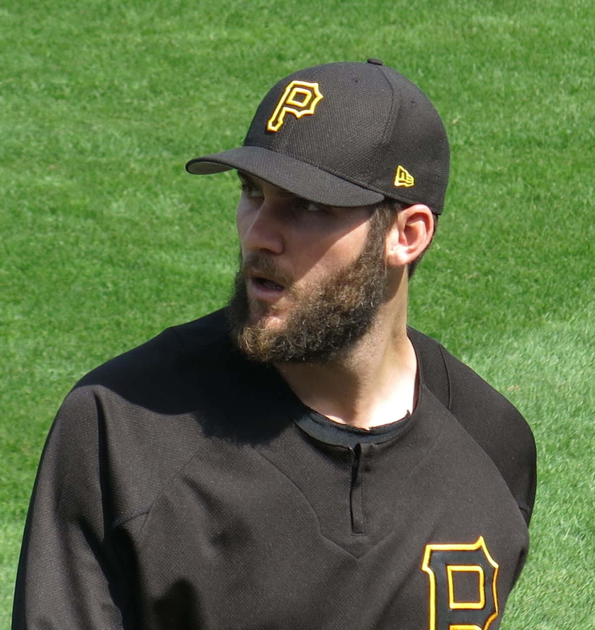 Pittsburgh Pirates, black Pittsburgh Pirates uniform, vibrant green field, SD Phone Wallpaper