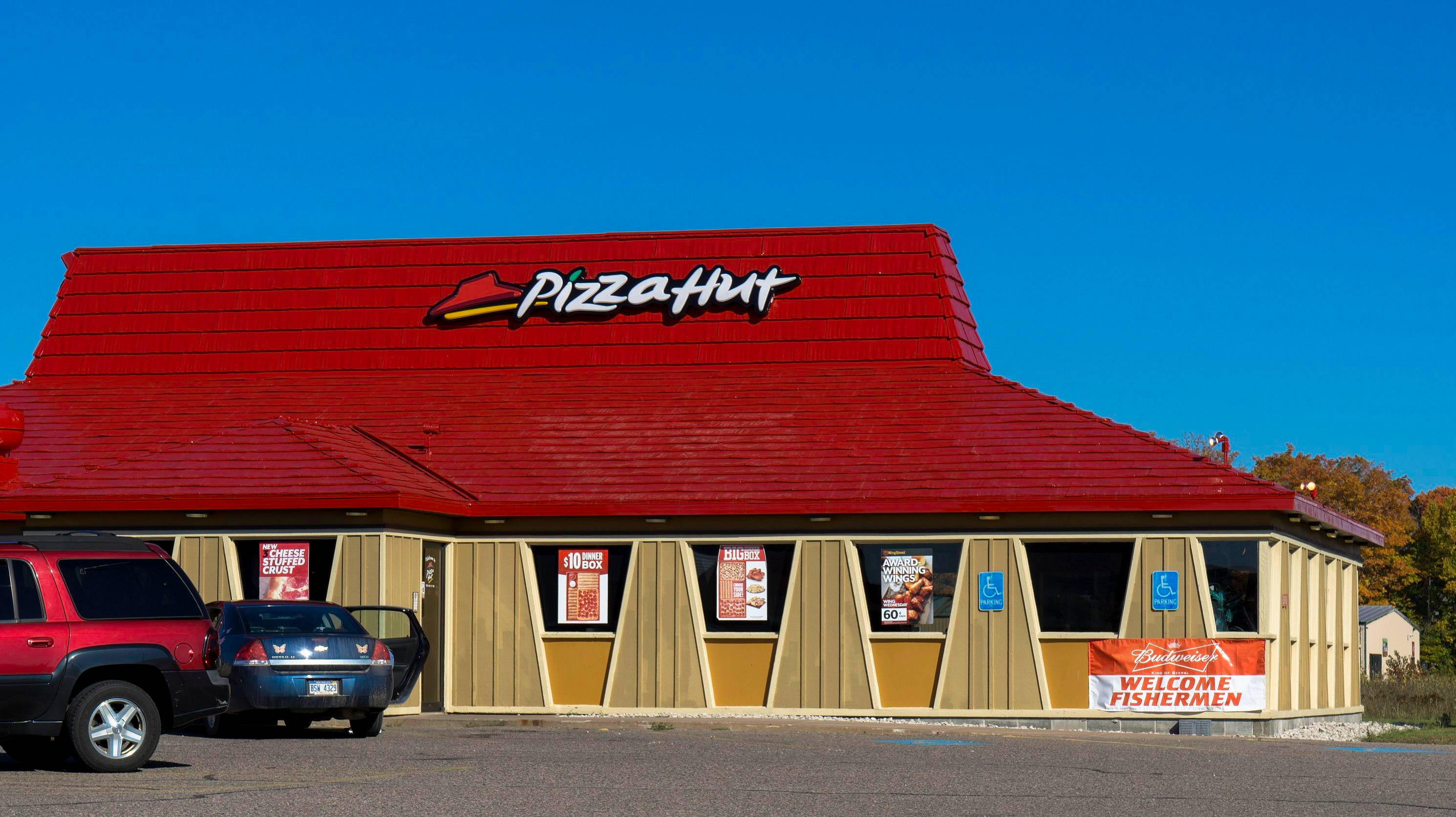 Pizza Hut, red roof, clear blue sky, 2K Desktop Wallpaper
