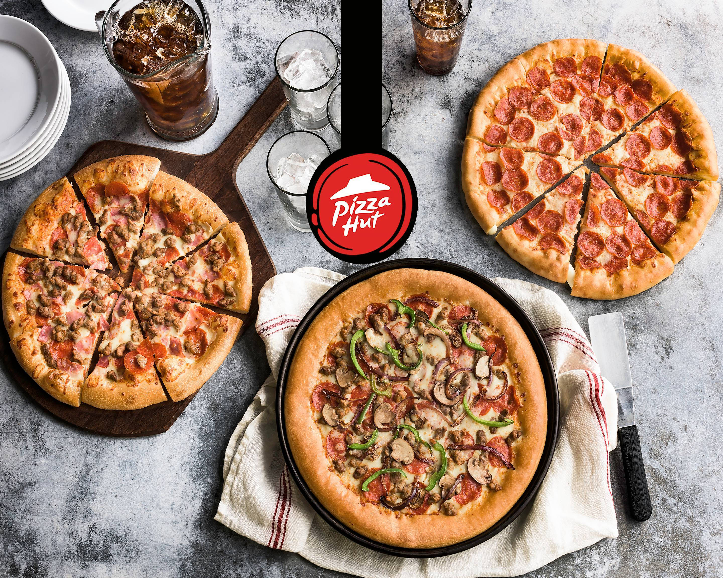 Pizza Hut, rustic wooden trays, metal trays, 2K Desktop Wallpaper