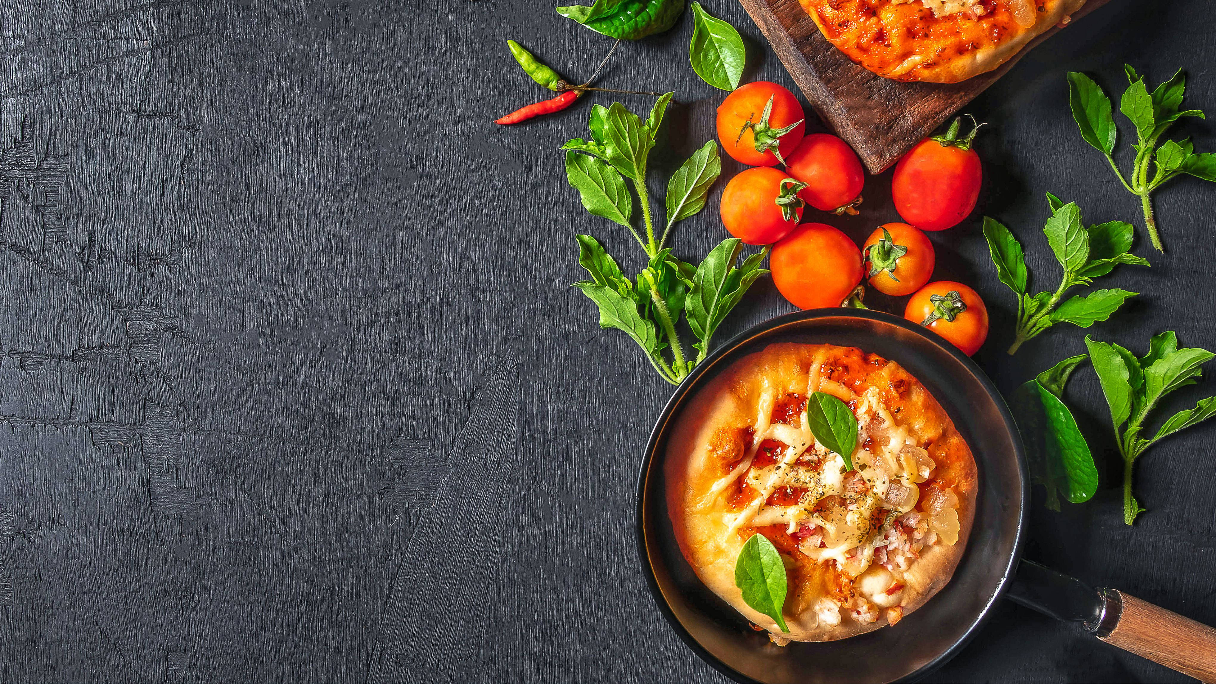 mini pizza, skillet, cherry tomatoes, 4K Desktop Wallpaper