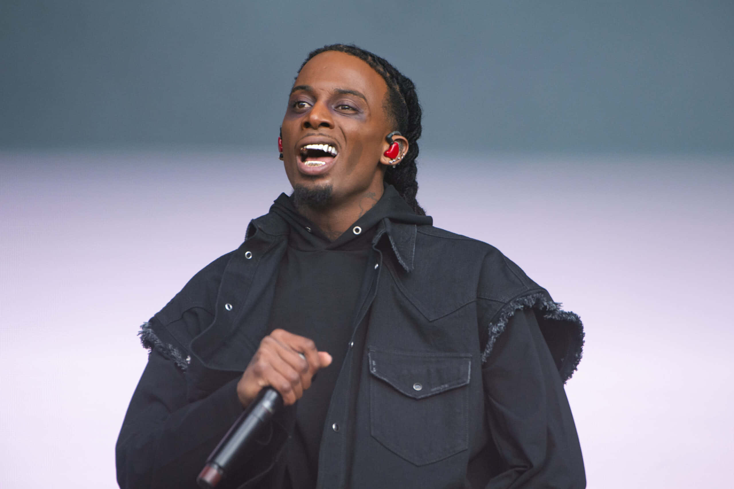 Playboi Carti, black jacket, red earpieces, 2K Desktop Wallpaper