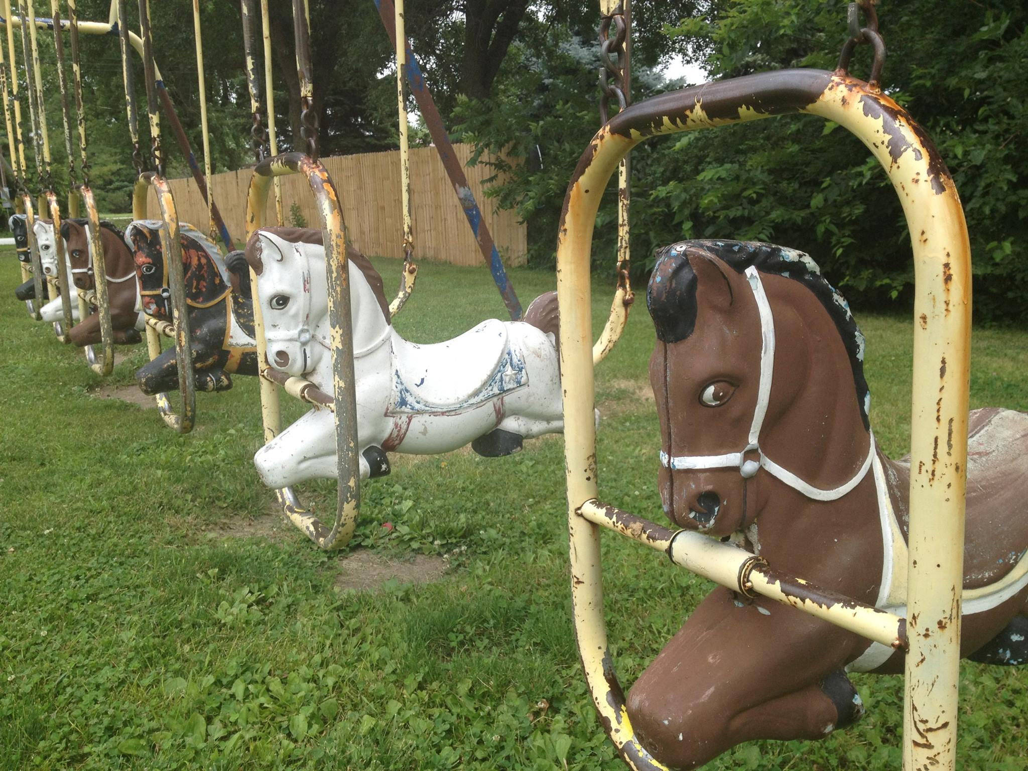 Playground Horse Swing, wooden carousel horses, chipped paint, Full HD Desktop Wallpaper