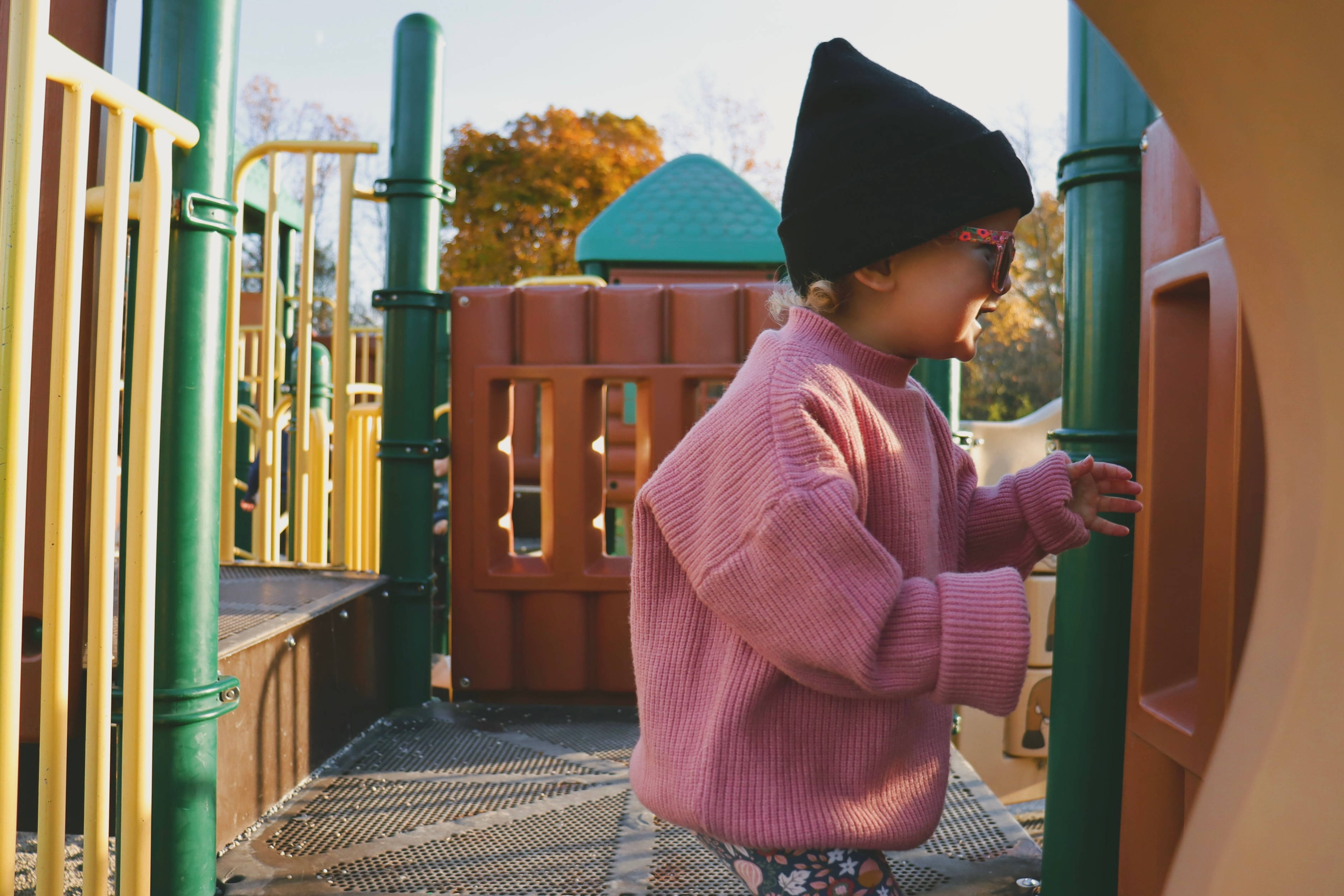 playground, pink sweater, black beanie, 2K Desktop Wallpaper