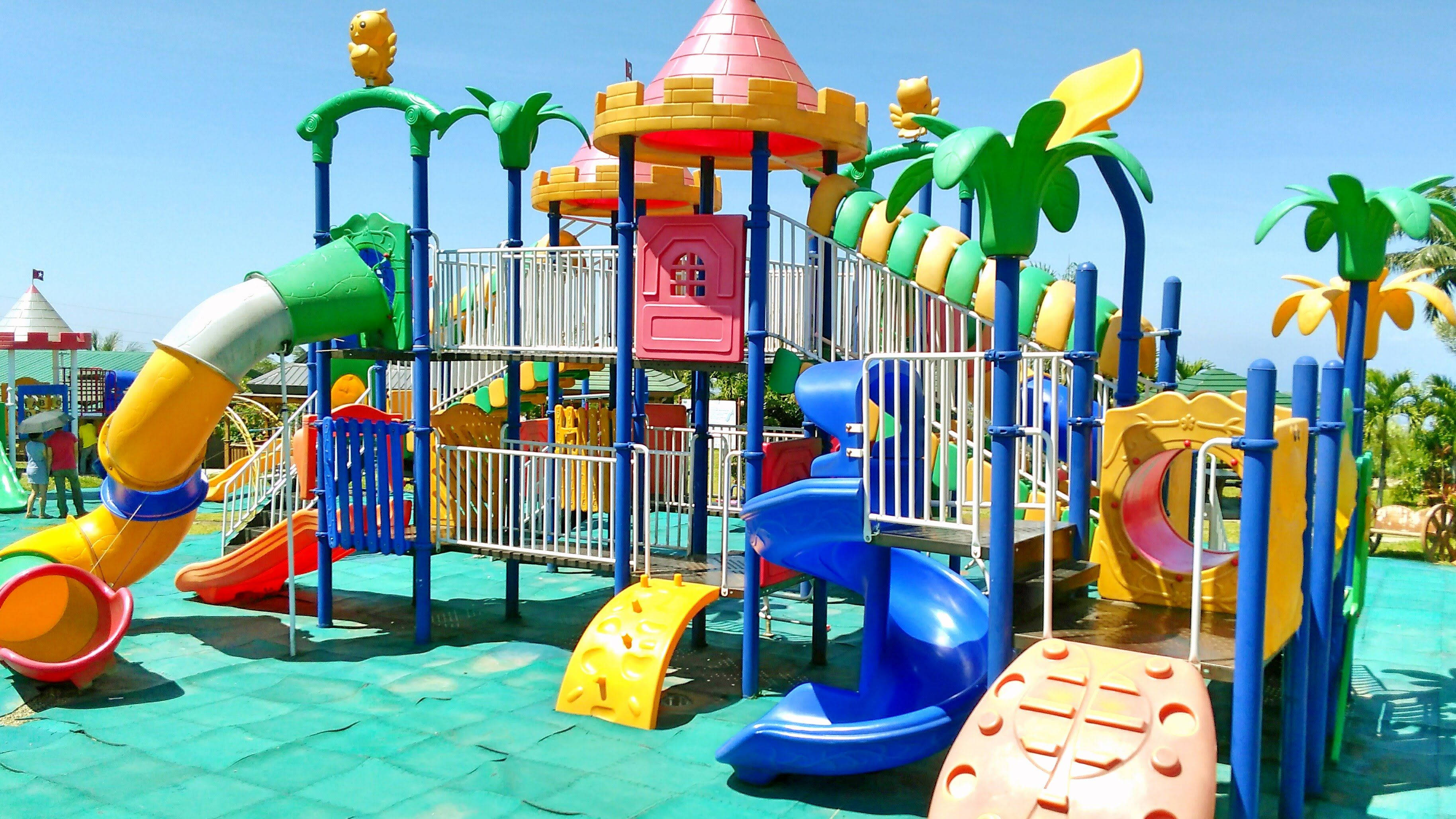 Festive Playground Equipment, playground, slides, 2K Desktop Wallpaper