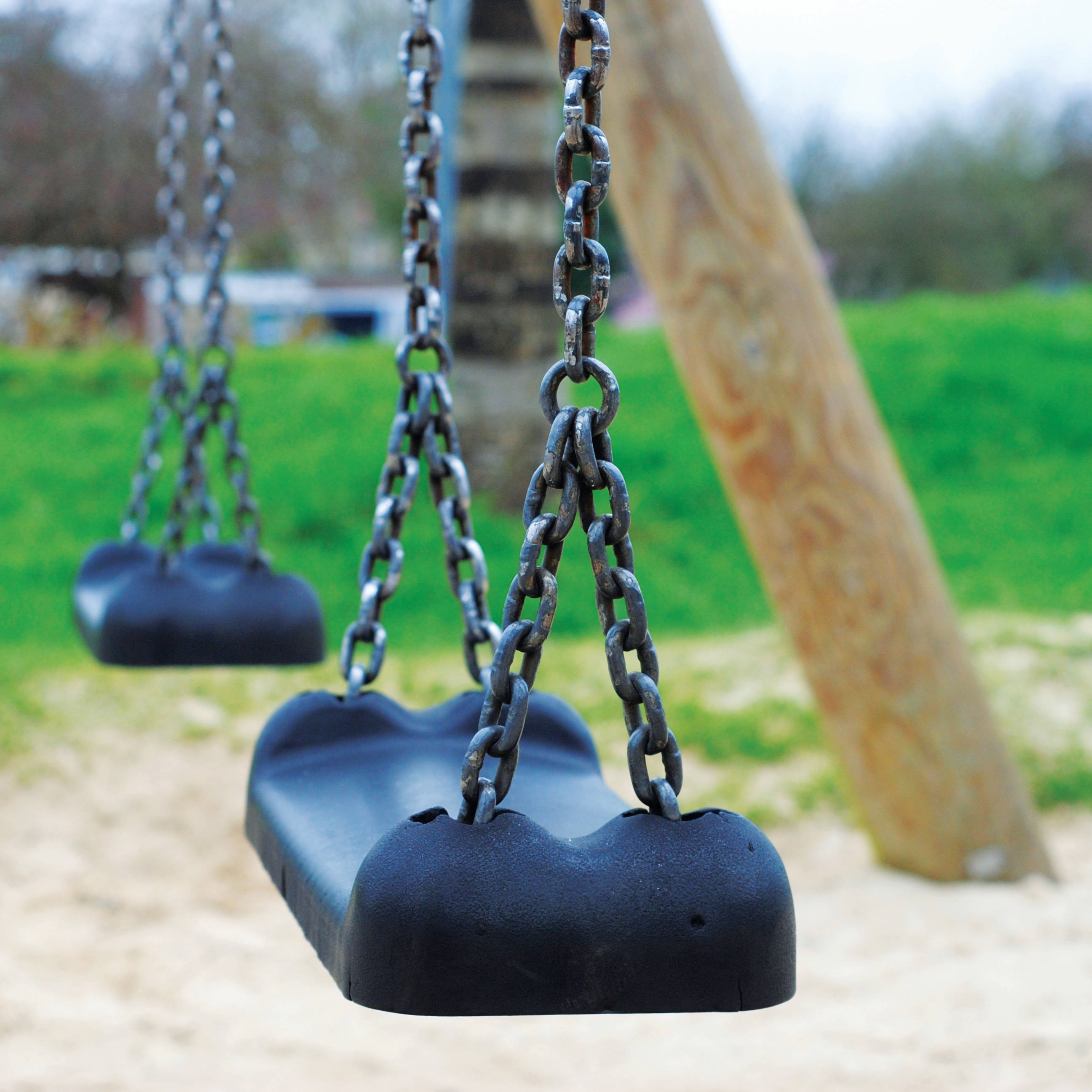 black plastic swing, rusted chains, wooden post, 2K Desktop Wallpaper