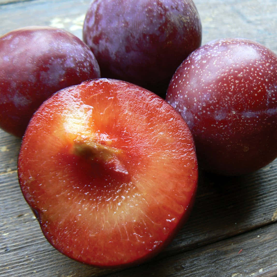 red plum, juicy red flesh, whole plums, SD Desktop Wallpaper