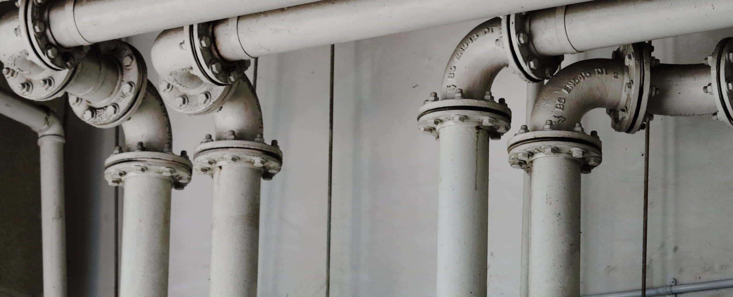 residential pipeline and plumbing system, modern residential plumbing system, weathered white industrial pipes, Full HD Desktop Wallpaper
