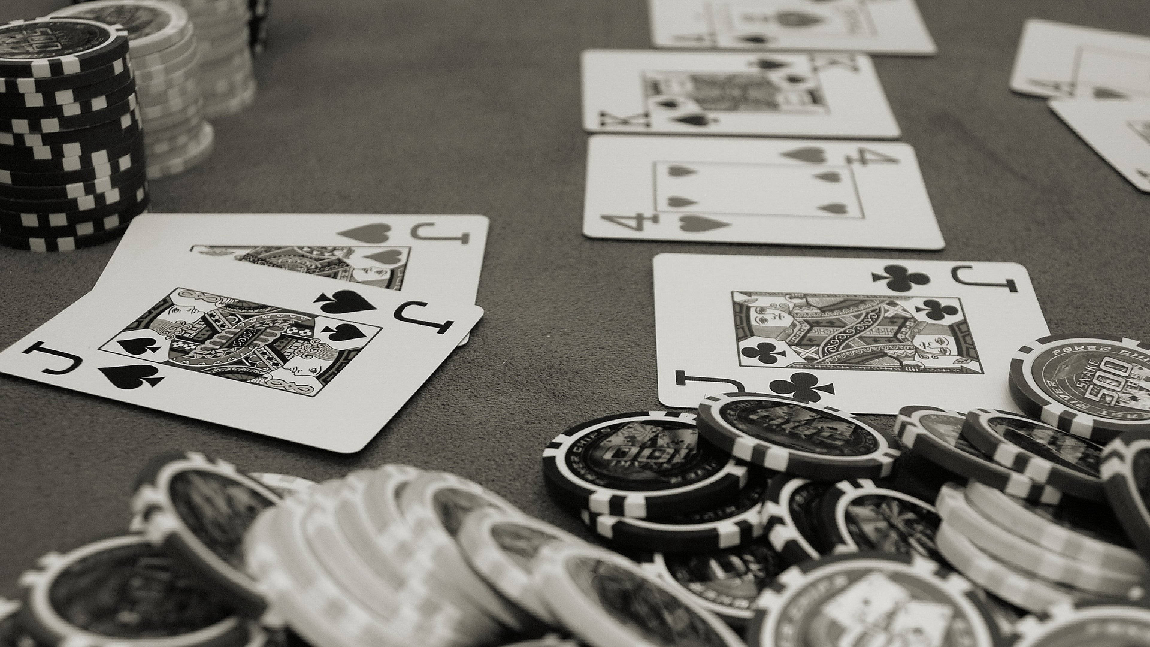 poker table, black and white, poker chips, 4K Desktop Wallpaper