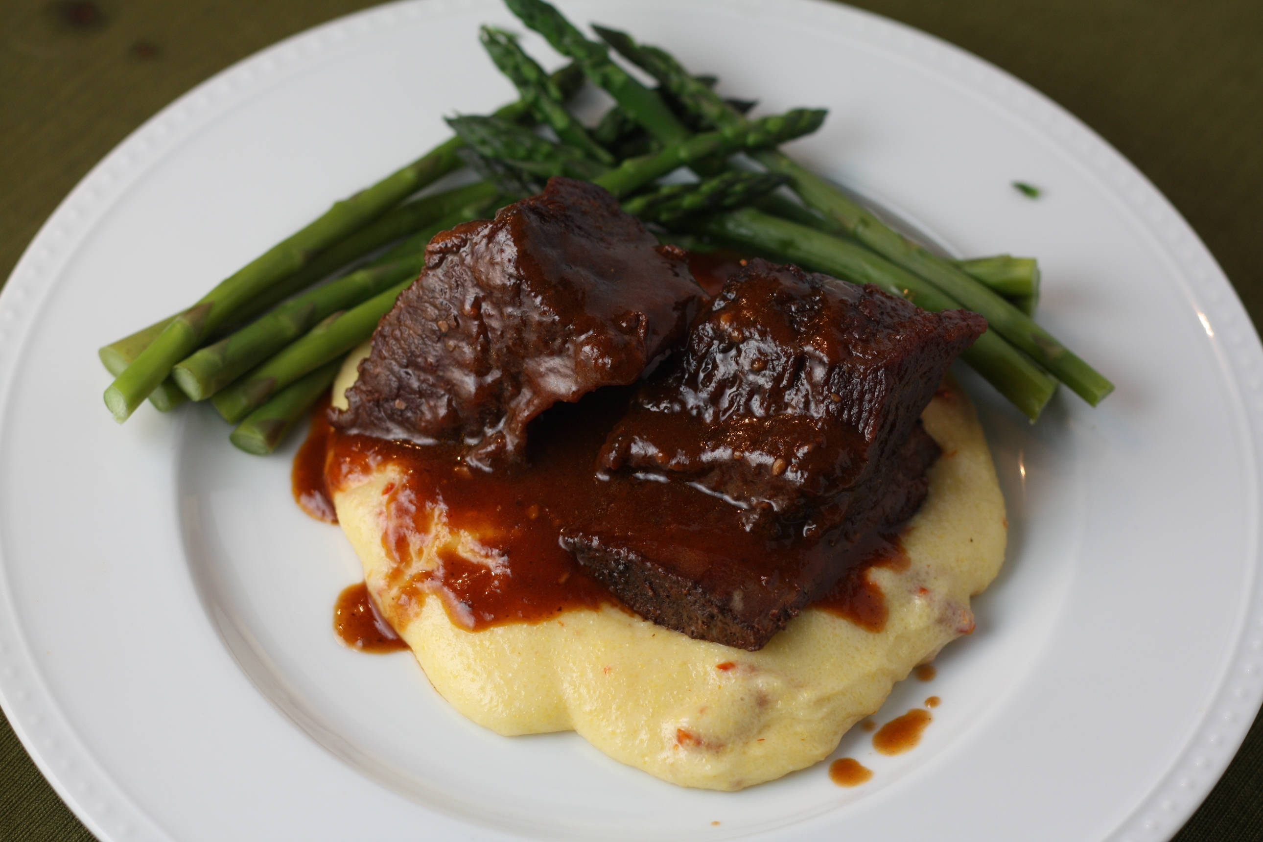 short ribs, creamy polenta, asparagus spears, 2K Desktop Wallpaper
