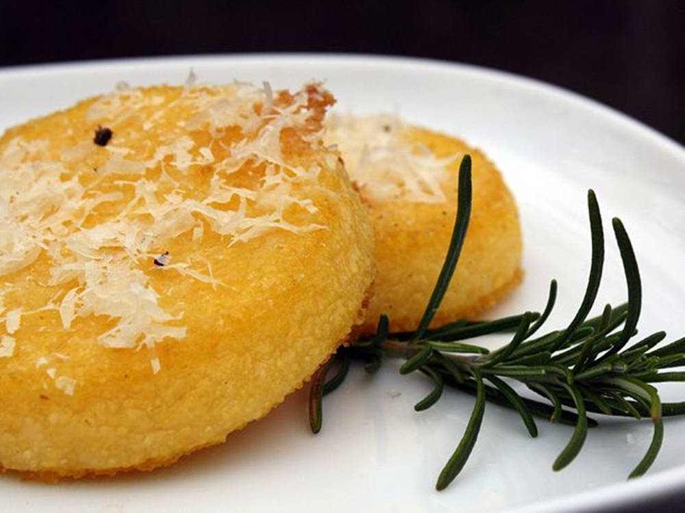 round Polenta cakes, golden polenta cakes, grated cheese, SD Desktop Wallpaper