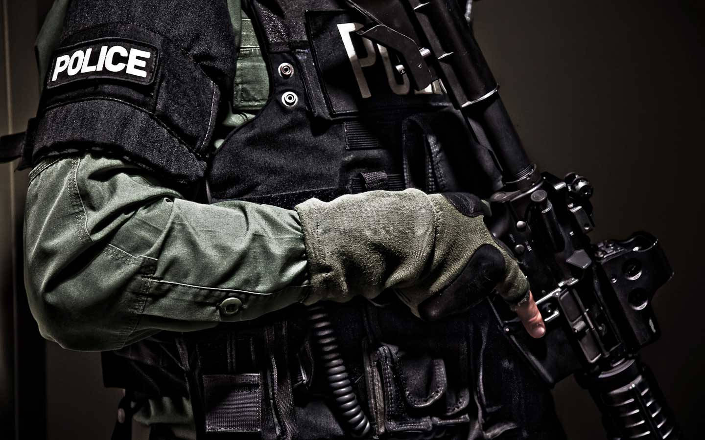 police officer, tactical gear, rifle, HD Desktop Wallpaper