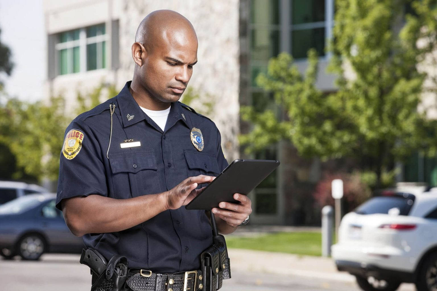 police officer, tablet, outdoors, HD Desktop Wallpaper