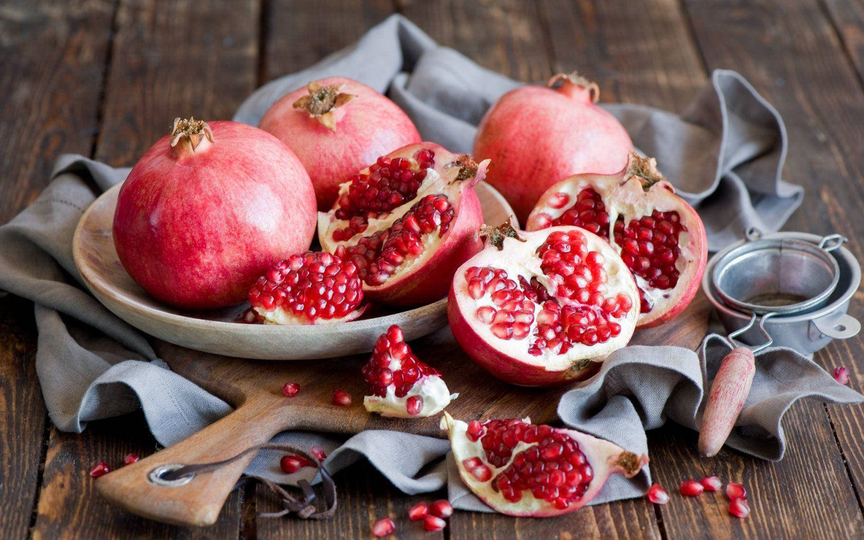 pomegranate fruit seeds, ruby seeds, wooden board, HD Desktop Wallpaper