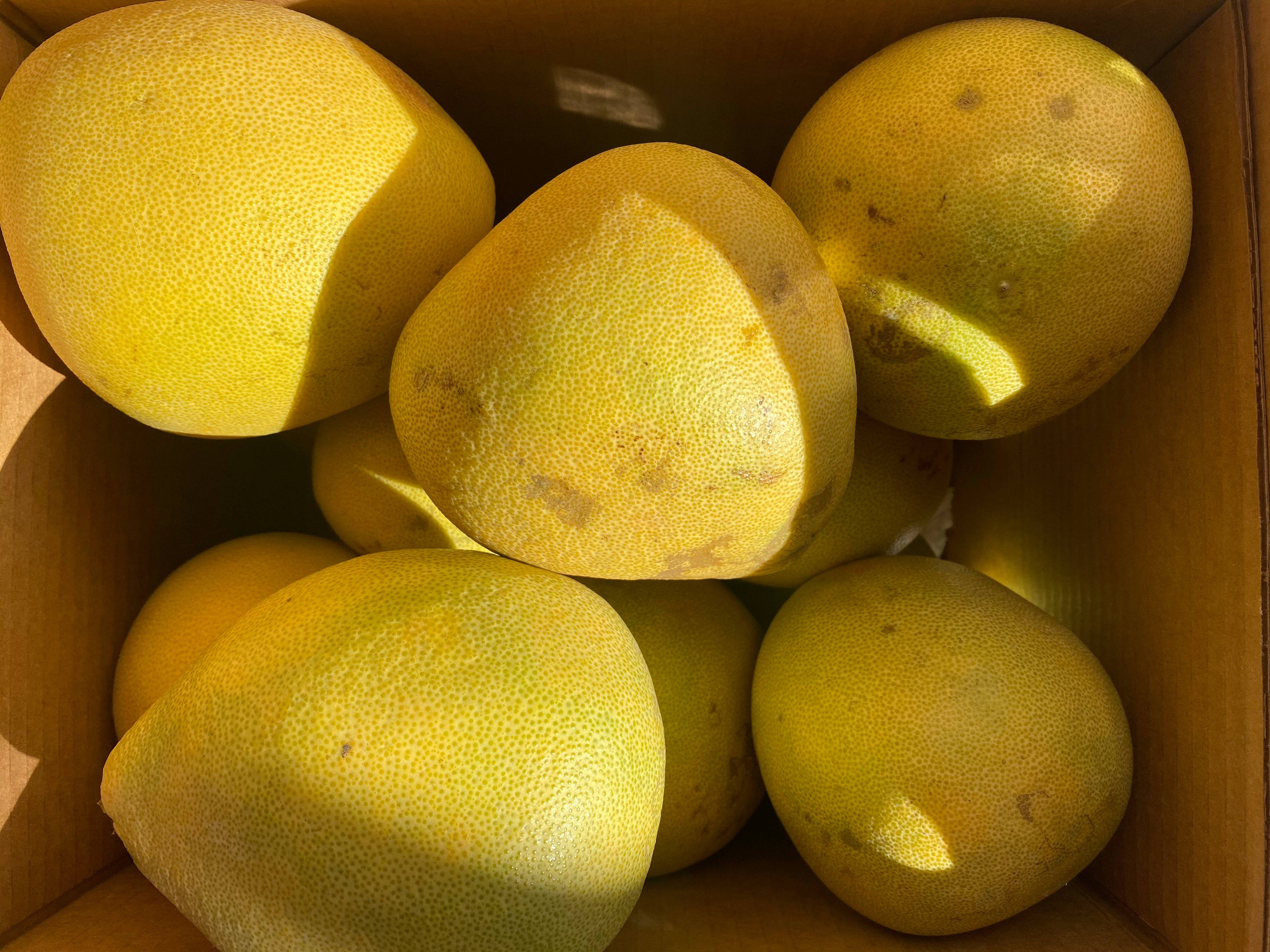 Pomelo, cardboard box, Sunlit, 4K Desktop Wallpaper