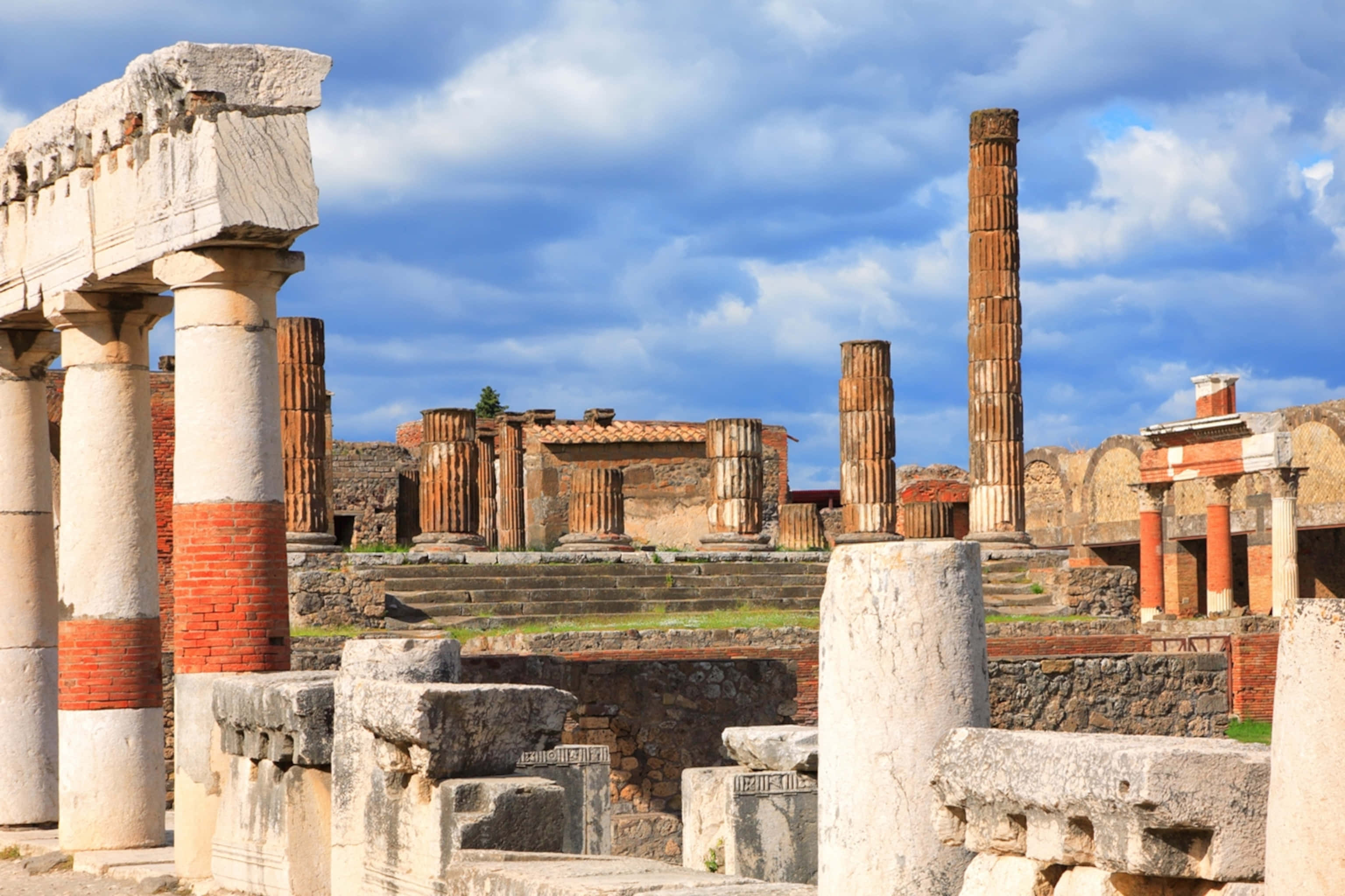 Pompeii, ancient Roman ruins, weathered stone columns, 2K Desktop Wallpaper
