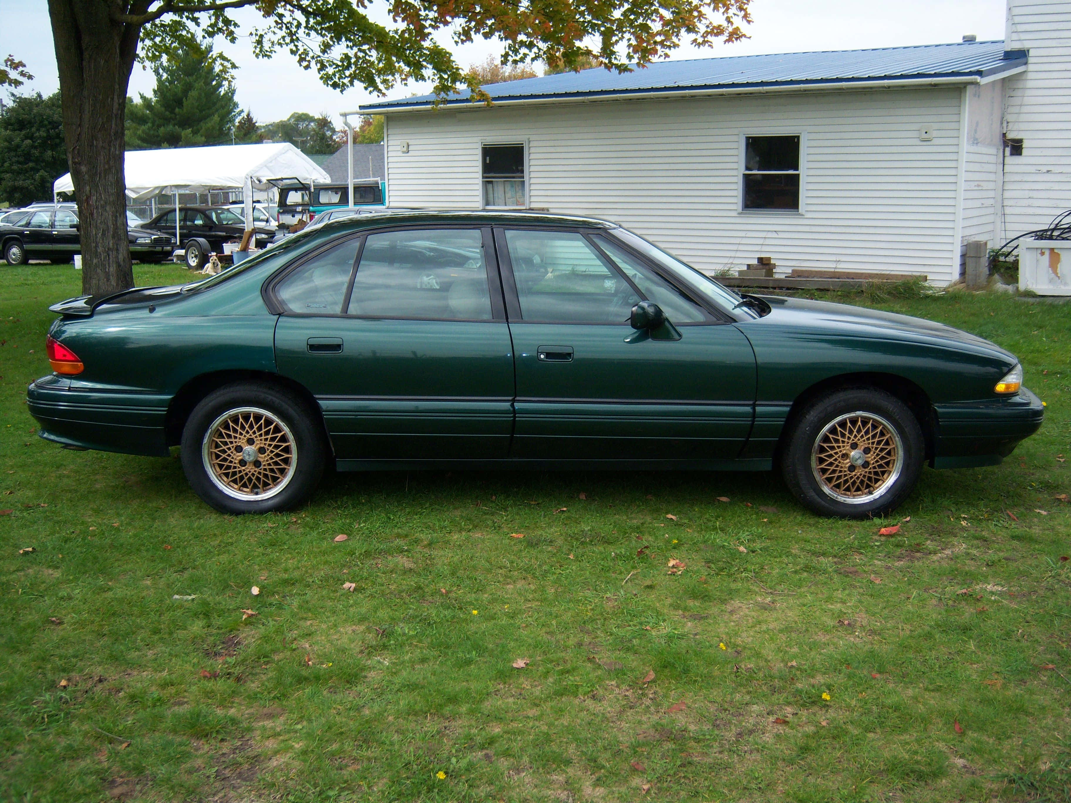Pontiac Bonneville, dark green, gold wire wheels, 2K Desktop Wallpaper