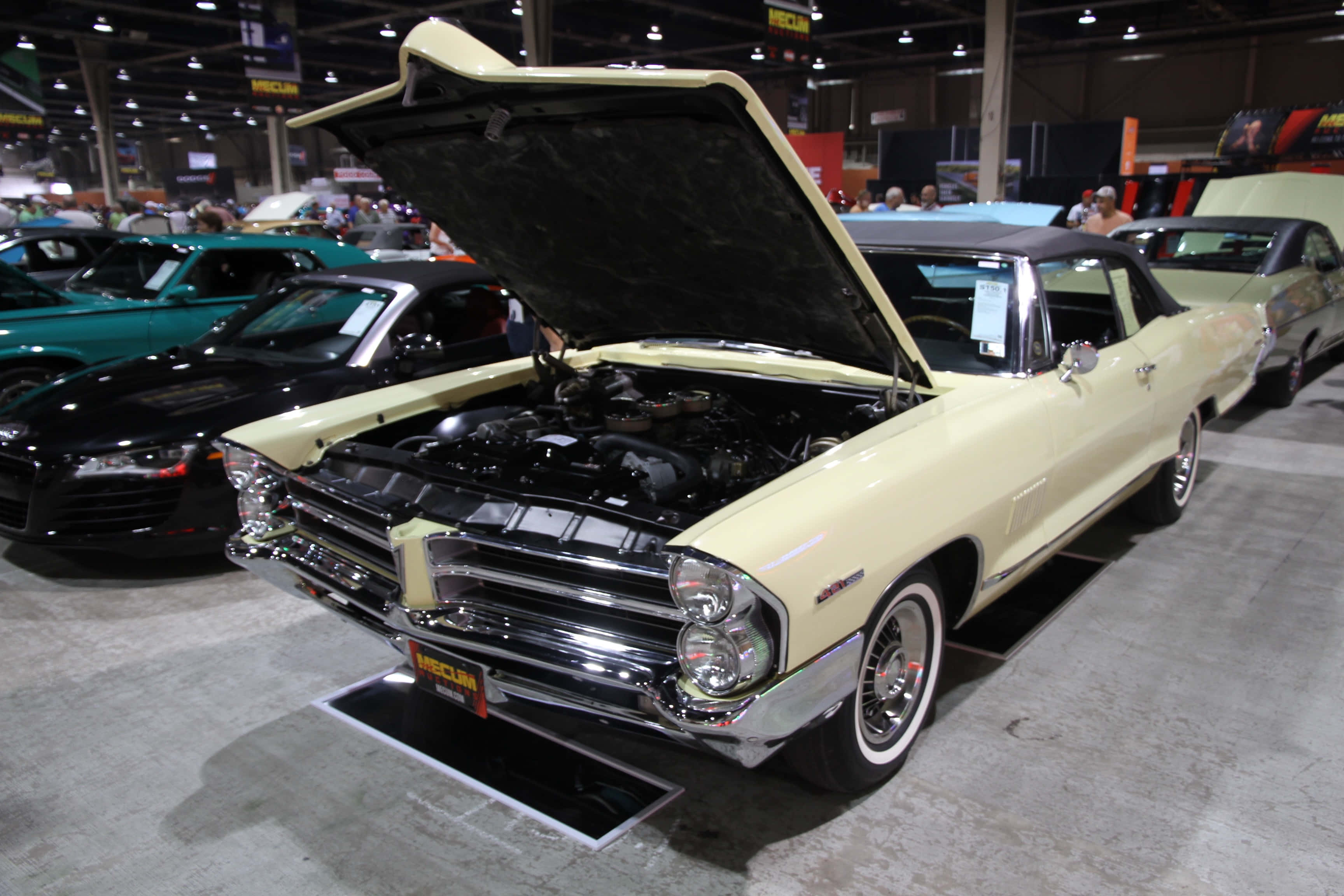 Pontiac Catalina, cream, hood open, 2K Desktop Wallpaper