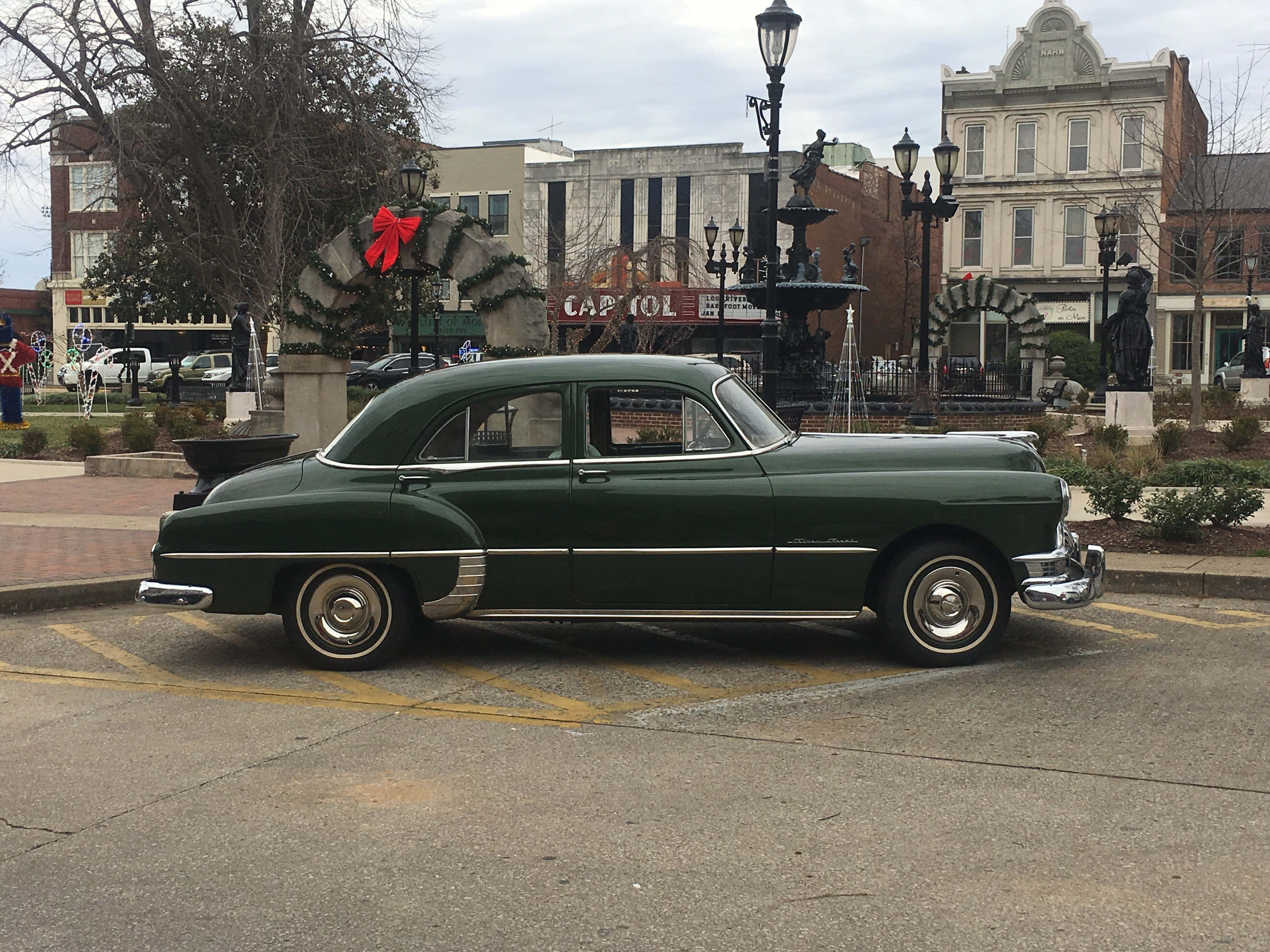 Pontiac Chieftain, green sedan, town square, 4K Desktop Wallpaper